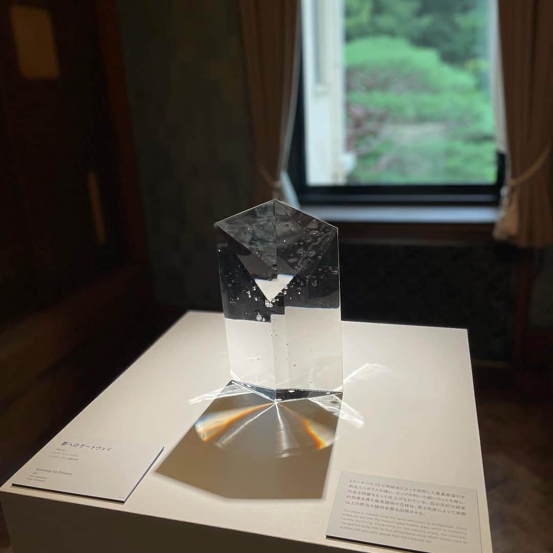 のインスタグラム：「フィンランド・グラスアート輝きと彩りのモダンデザイン Finnish Glass Art Sparkle and Color in Modern Design　 2023年6月24日（土）–9月3日（日） 東京都庭園美術館（本館＋新館） Tokyo Metropolitan Teien Art Museum  展示風景より ティモ・サルパネヴァ《夢へのゲートウェイ》1981年  おおお、これこそHP全回復とか、セーブポイントじゃないか！とテンションが上がった瞬間でした。すごく美しかったです。  読むアート噺で展覧会レポも公開開始しました。是非ご覧ください。  ・写真は申請・許可を得て撮影しています。掲載時のルールもありますので、転用・転載、レイアウト写真としての使用、リポストなどは申し訳ありませんが全てお断りしています。投稿自体をご覧いただけるようにストーリーやSNSでシェアして下さると嬉しいです。  こちらが記事、投稿のテキスト部分や番組のネタ元・きっかけとなった場合は必ずクレジット表記やアカウントの紹介もあわせてお願いいたします。  ＋＋＋＋＋ おすすめ美術展を紹介しています。 よかったら @djaiko62 をフォローして下さい。 ＋＋＋＋＋  #東京都庭園美術館 @teienartmuseum  #旧朝香宮邸 #フィンランドグラスアート #アアルト #グンネルニューマン #フィンランド #フィンランドデザイン #ガラス工芸 #東京 #おすすめ美術展 #美術館巡り #美術館 #アート散歩 #DJAIKO62 #djaiko62のアート噺 #学芸員djのdjaiko62 #読むアート噺 #アート噺 #目黒」