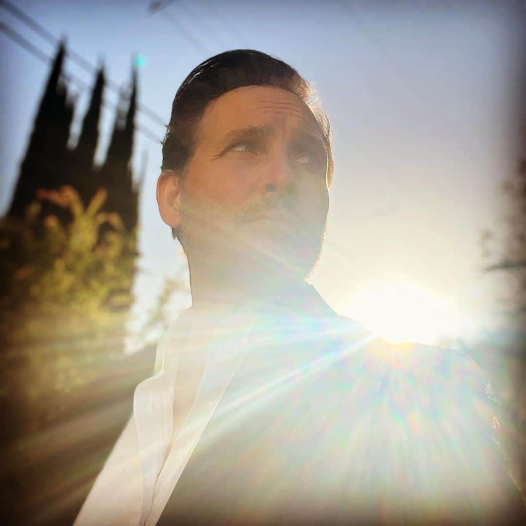 ピーター・ファシネリのインスタグラム：「Sunshine on my shoulder make me 😃」