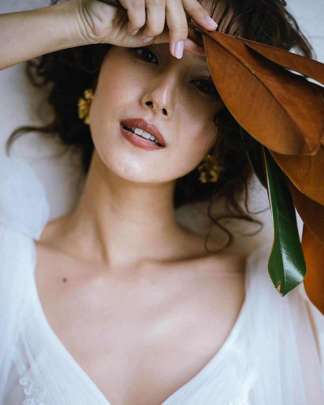 Magnolia Whiteのインスタグラム：「. 【MAGNOLIA WHITE nagoya ×CEU フォトプラン】  ヘアメイクのプロが贈る特別なフォトプラン。あなたの魅力を最高の形で輝かせます。  ハイセンスでトレンドに敏感な花嫁様から圧倒的な人気を誇る、花嫁様の美を最大限に引き出すトップスタイリストチームCEU(@ceu0116 @ceu_wedding )とコラボレーションした特別なフォトプラン。  MAGNOLIA WHITEの厳選したラインアップと、最高のクオリティにこだわったアーティスト集団による撮影をお愉しみください。  お問合せはMAGNOLIA WHITE nagoyaへ  TEL 052-971-2777 平日11:00-18:00／土日祝日10:00-19:00 火曜定休（祝日除く／完全予約制） 〒460-0003 愛知県名古屋市中区錦3-24-24 錦324ビル10F 問い合わせフォーム：プロフィールのリンクツリーよりご確認ください」