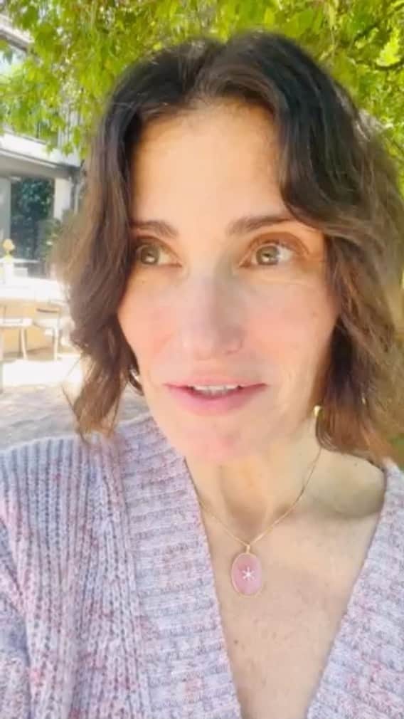 イディナ・メンゼルさんのインスタグラム動画 (イディナ・メンゼルInstagram)「he has no choice but still