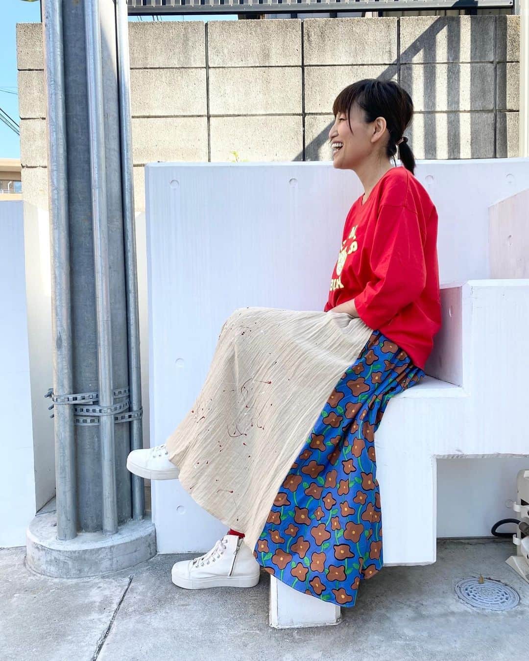 OldSUmmerさんのインスタグラム写真 - (OldSUmmerInstagram)「ブラウンフラワースカート   オールドサマーオリジナル、“MADE IN JAPAN”スカートシリーズから。 「ブラウンフラワー＆コバルトブルー」×「無地」のスイッチングフォルム。 手書き風フラワーデザイン、上級のカラーリングが魅力の、フレアーラインスカートです。   #アロカジ#alohacasual  #スタイリスト #純子さん  #Hawaii #wikiki #palmtree #beach #湘南 #アロハ#児島 #ジーンズ#madeinjapan #redwing #アメカジ #ジーパン #ootd  #fashion  #instafashion #vintage#リンクコーデ#アメカジコーデ#ジーパンコーデ#ビンテージ#ビッグサイズ#大きいサイズ#スイッチング#フレアスカート#花柄」6月29日 8時28分 - oldsummer.tokyo