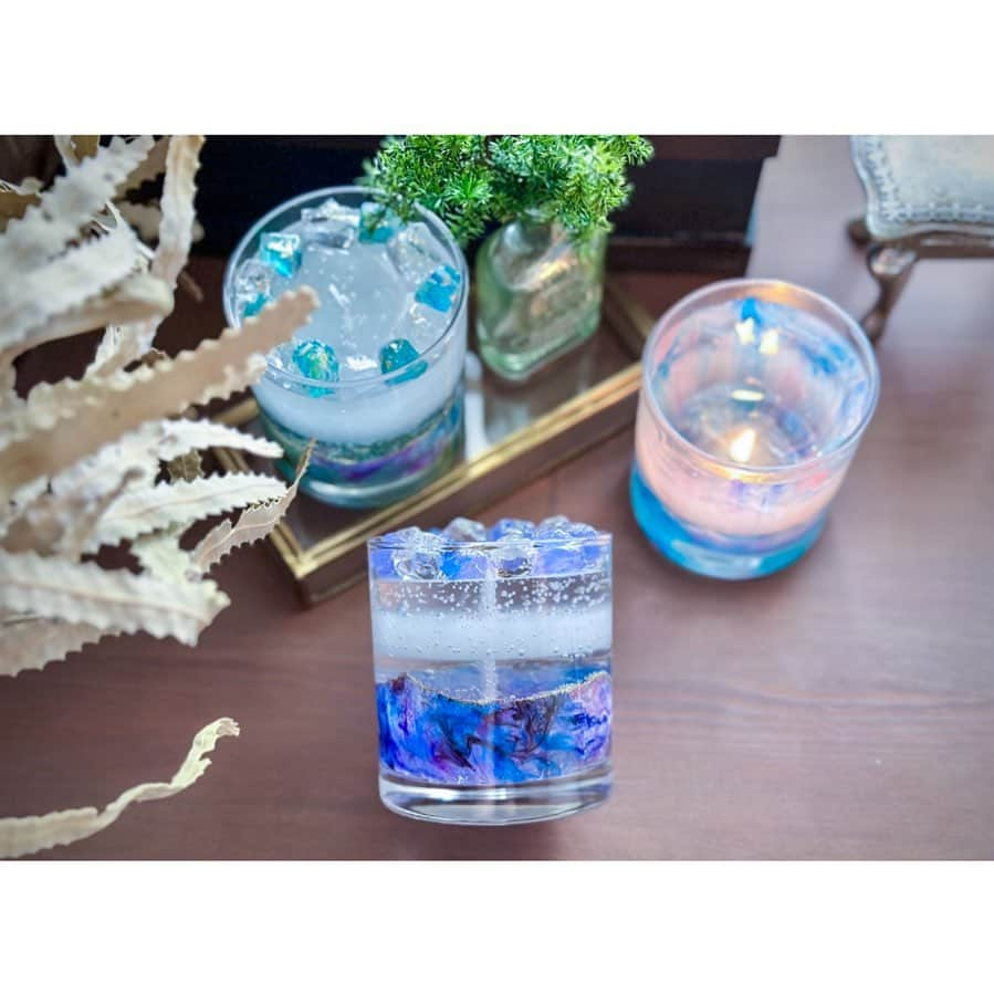 Re.ewalu(ﾚｳﾞｧﾙ)~Life of akari~のインスタグラム：「𓏙𓏙 𓏙𓏙𓏙𓏙 #marble #gelwax  ・ ・ ・  Design Gel Candle -Bilayer-  marbleの応用作品 2層に分かれた層の作り方で 透明感とmarbleを楽しめる作品です◡̈*  先日の Lessonでデモンストレーションで作った作品 涼しげに仕上がりました♡⃜  ・ ・ ・  昨日今日と暑すぎて、朝のラッシュで人も多く冷房効かず....ს 出退勤のバス電車内もホットヨガ状態 汗だくです、今もね....（笑）  それでも帰りにホットヨガで大量に汗をかき帰宅 相当疲れたのか23時台に....zzz  ・ ・  熱中症にはみなさんお気をつけくださいね𓈒𓂂𓏸  さあ今日も1日頑張りましょう•ᴥ•  ・ ・ ・  🄴🅅🄴🄽🅃  ☾7/1(sat) Market 鎌倉 Sunflower Market Garden&spaceくるくる  ☾7/2(sun) marché三鷹台 Sunday Market  soap elements様  ☾7/25(thu) Special WS 梅ヶ丘 ネロリを使った特別なworkshop Soap Elements × Rè ewalu candle  ☾7/29(sat) & 7/30(sun) 国分寺slow cafe Sunday Market by soap elements  ☾11月 茨城県 Market予定  ・ ・  ━━━━━━━━━━━━━━━━━━━━━━━━━━━━━  📍キャンドルLesson予約受付中📍 1day・各コース・基礎講座・石鹸作り Lessonのご予約可能日は 🔝ストーリズハイライトinformationにᝰ✍︎  ※コースメニューは全て単発受講OKです DMからご連絡ください☻  ━━━━━━━━━━【information】━━━━━━━━━━━━  ‎‎ ‎ܰ ‎ܰContact‎ ܱ ܱ  ✔︎オーダー依頼・お仕事依頼・お問い合わせ 🔝HP➪contact・Instagram DMからᝰ✍︎  ‎‎ ‎‎ܰ‎ܰ ‎ܰCandle Lessonܱ ܱ  JR南武線 尻手駅から徒歩3分 横浜市鶴見区(ほぼ川崎です𓀠) Lesson Openday⇢ ˗ˏˋ㊋ ㊏ ㊐ˎˊ˗ ※DMかmailにてご連絡ください☻  ‎ ‎ܰ ‎ܰMovie Lessonܱ ܱ FANTISTにて動画レッスン公開中ఌ 🔝HP➪Movie Lessonより  ━━━━━━━━━━━━━━━━━━━━━━━━━━━━━  #candles #양초만들기 #촛불 #蜡烛 #botanicalcandle #Botanical #soywax #ソイキャンドル #キャンドルのある暮らし #ボタニカルキャンドル #灯す#サスティナブル #川崎キャンドル教室 #キャンドル教室 #習い事サロン  #香りと暮らそう #大人のインテリア #アロマキャンドル #川崎 #贈り物 #エシカル #私らしい暮らし #暮らしを楽しむ #大人の習い事 #ナチュラルな生活 #灯す #ワークショップ #マーブル模様」