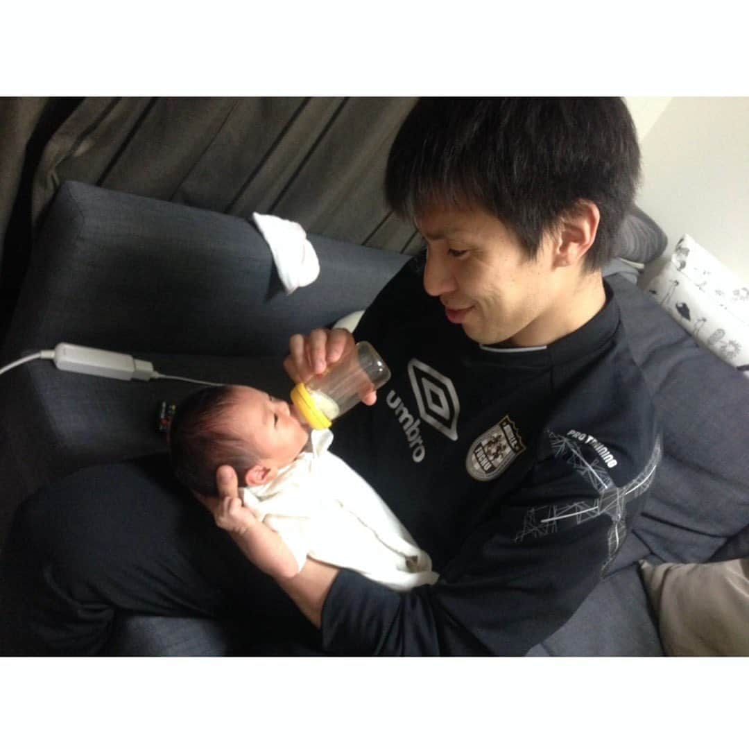 望月みささんのインスタグラム写真 - (望月みさInstagram)「MOTHERS編集部×森永乳業のコラボ企画に参加させていただきました⭐️  私は産後、仕事もしたかったので母乳とミルクと併用して育てたいという希望だったのですが、結局2.3ヶ月で全く哺乳瓶を受け付けなくなり、また乳腺炎になったりと…結局２人とも完母で育てたのですが、片時も離れることができず、夫に預けて出掛けることもできずでした…💦  逆に、もっと夫にもミルクで繋がる娘との時間を楽しませてあげたかったと言う気持ちもあります。  一方で、ミルクの買い忘れや、出掛ける時の荷物の負担がないというメリットも経験しています。  だからこそ母乳の良さもミルクの良さも理解できます😊 ママ達がもっと家事や育児をラクに楽しめるのが1番❗️粉ミルクがもっとこうだったら良いのに…。森永乳業さんを交えてMOTHERS編集部のみんなであーだこーだと自身の経験を踏まえて話し合いました⭐️  森永乳業さんは私たちママの経験を本当に親身になってき聞いてくださり、またこうだったら良いのに‼︎という願いにひとつひとつ向き合ってくださって感動でした🥹  そして、今回のコラボによる限定ノベルティで蓄光シールを作ってくださいました(๑′ᴗ‵๑)  夜間の授乳の際にボトルが目立つオシャレな⭐️のシールです。自分の子供の星座の形に貼れるように冊子がついているのですが、子供の星座を知る機会にもなりました（私は座談会の日に娘達の星座を知りました🤣） ※限定ノベルティのため、お取り扱いのない店舗もあります。7/1以降、森永乳業の公式自社通販サイトからお買いお求め頂ければ必ずGETできます♡  エコらくパックはミルクの詰め替えがとても簡単で衛生的、ゴミの負担も少なく地球にもママにも優しい粉ミルクです☺️ 長くなりましたが🤣 是非、この機会にお試し頂けたら嬉しいです🧡  #MOTHERS編集部#森永乳業#エコらくパック#粉ミルク#🧡#地球にやさしい粉ミルク#🌍 #母乳育児#ミルク育児#ミルク混合育児#栄養満点ミルク#育児をラクに楽しく#pr」6月29日 8時31分 - mochizuki.misa