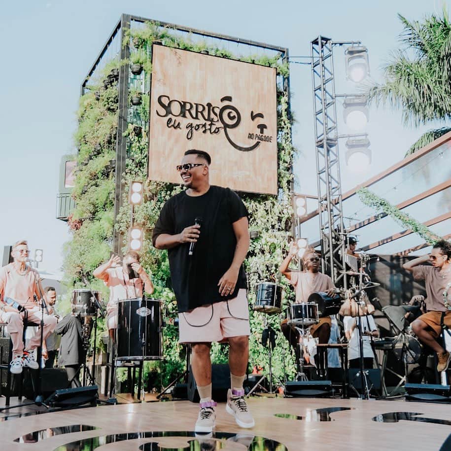 Sorriso Marotoのインスタグラム：「Vamos tentar falar sobre ontem.   Reunimos amigos, cada um com a sua arte, cada um com seu dom e TODOS cantando nossos sons, nossa história e gravamos algumas horas desse sonho.   O Sorriso Eu Gosto - No Pagode, faz parte das comemorações dos nossos 25 anos de carreira, faz parte da celebração de tudo que construímos até aqui.   Esse é o primeiro projeto que fizemos nesse formato roda de samba e o resultado superou todas as nossas expectativas, ter a certeza que a nossa música chega até vocês é nosso maior presente.  Somos só gratidão a cada um dos artistas/amigos que fizeram parte desse dia com a gente, todos foram escolhidos por uma razão e são parte da nossa caminhada.  Já falamos, mas queremos reforçar, somos fãs de vocês e podem ter certeza que a nossa história passa por cada um que esteve conosco nesse dia 27/06/2023.   Por hora é isso que temos pra falar, vem muito mais por aí e aos poucos a gente vai trazendo novidades.   Obrigado, mil vezes obrigado. 🙏🏼♥️ @bcbrunocardoso, @eusergiojr, @vinisorriso, @crisjog e @frd.silva  📸 @arthurrodriguesoficiall」