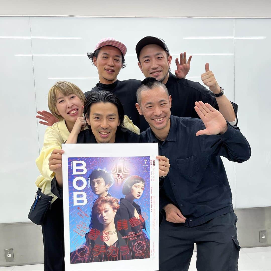 栗原貴史のインスタグラム：「多くの方に支えられて、発売できた @bobstagram_kamishobo   そしてこのチーム　@kensukemorishima @teraoka_yukihiro_peekaboo @misaki_kinoshita @shota_umetsu でまた一つ形にできたことが嬉しいです。 そしてポスターにしてくださった　@yazyphoto  本当にありがとうございます😊額装します！  一つ一つ大切に、また次の目標に向かって進みたいと思います。携わっていただいた多くの方々、本当にありがとうございました！  @peekaboo_newoman_shinjuku @peekabooacademyofficial @peekaboosalonsofficial @peekaboo_webacademy  #新宿美容室  #newoman新宿  #骨格補正  #骨格補正カット #ボブ  #グラボブ  #ショートヘア #ショートカット #ショートボブ #丸みショート #ゆとりショート #shortcut #hairistyle #contrastdesign #contrastcolor #bob #peekabooneeomanshinjuku」