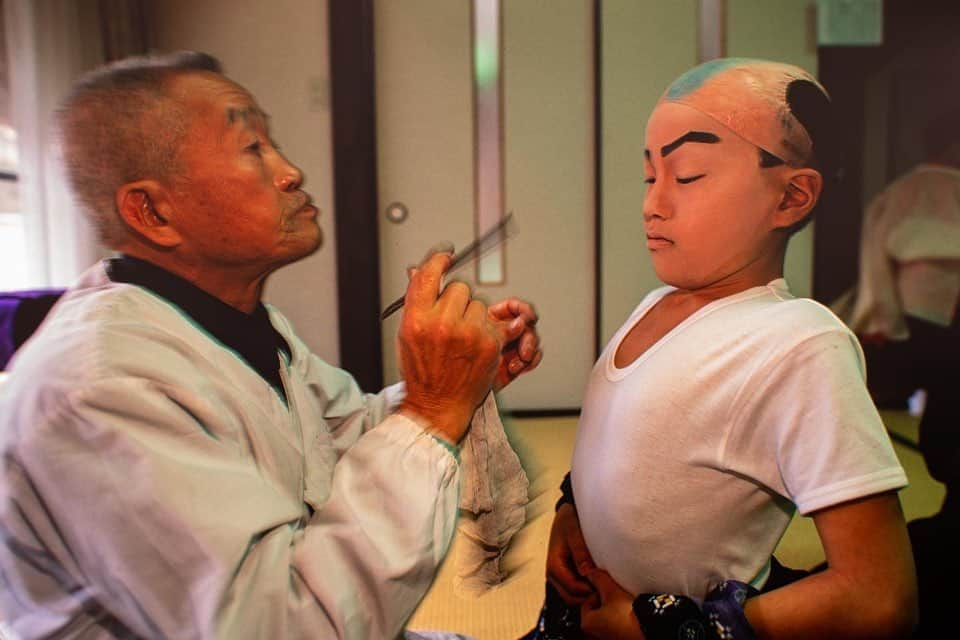 Michael Yamashitaさんのインスタグラム写真 - (Michael YamashitaInstagram)「Kid Kabuki: At the 400 year old Nagahama Hikiyama Festival, kodomo kabuki (children's kabuki), stars young boys ages five to 12. They spend their school holidays mastering kabuki performances, complete with costumes and makeup. Kabuki is traditionally only acted by males and this festival is no different, even the female roles are played by the boys. Kids review their lines on cell phones backstage before the outdoor performance.  #nagahama #hikiyama #kabuki #kodomokabuki」6月29日 8時37分 - yamashitaphoto