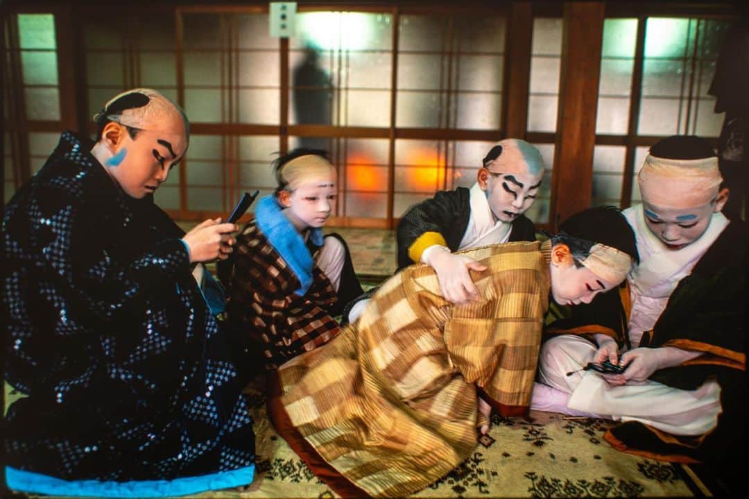 Michael Yamashitaさんのインスタグラム写真 - (Michael YamashitaInstagram)「Kid Kabuki: At the 400 year old Nagahama Hikiyama Festival, kodomo kabuki (children's kabuki), stars young boys ages five to 12. They spend their school holidays mastering kabuki performances, complete with costumes and makeup. Kabuki is traditionally only acted by males and this festival is no different, even the female roles are played by the boys. Kids review their lines on cell phones backstage before the outdoor performance.  #nagahama #hikiyama #kabuki #kodomokabuki」6月29日 8時37分 - yamashitaphoto