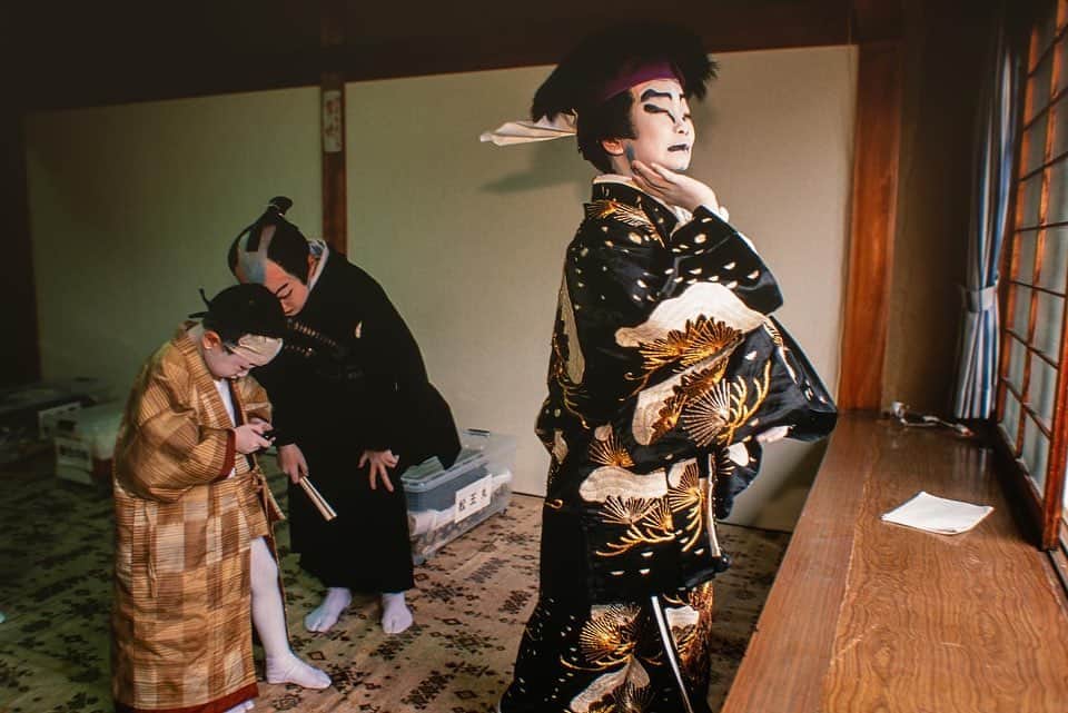 Michael Yamashitaさんのインスタグラム写真 - (Michael YamashitaInstagram)「Kid Kabuki: At the 400 year old Nagahama Hikiyama Festival, kodomo kabuki (children's kabuki), stars young boys ages five to 12. They spend their school holidays mastering kabuki performances, complete with costumes and makeup. Kabuki is traditionally only acted by males and this festival is no different, even the female roles are played by the boys. Kids review their lines on cell phones backstage before the outdoor performance.  #nagahama #hikiyama #kabuki #kodomokabuki」6月29日 8時37分 - yamashitaphoto