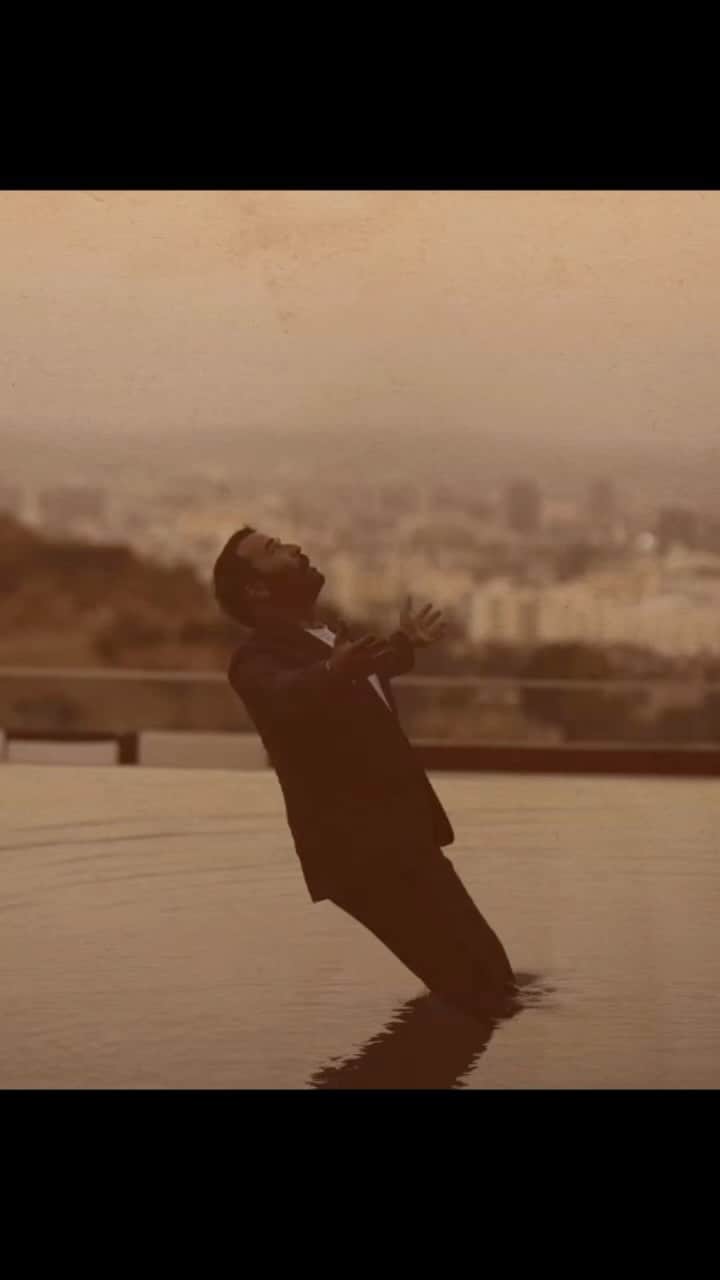 ジェレミー・ピヴェンのインスタグラム：「My phone suggested i post this …  Thought? ( and I love the AI paired me falling into a pool with Tupac )」