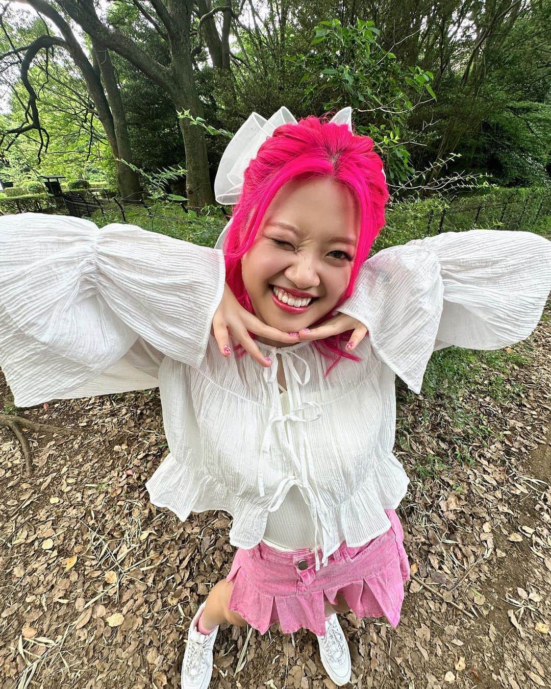あいりDXのインスタグラム：「おはよう木曜日☺️💓 今月も残すところあと2日！ ここまで乗り越えてきたアンタえらいえらい天才だよ〜🥹💖💓 ほんっっっとに呼吸してるだけで偉いんだから！ 自分褒めてこうね🫶  なんか集中力ないと思ったら脱水かも？暑くなってきたから水分とって脳働かせようね😂  今日もアンタにとって素敵な1日になりますように✨  <ここで最近の美容情報w> 眉毛　@crestgroup2020  ネイル　@_crestnail_  肌 @unelimit_ayami  まつ毛　@hrk_02eye」