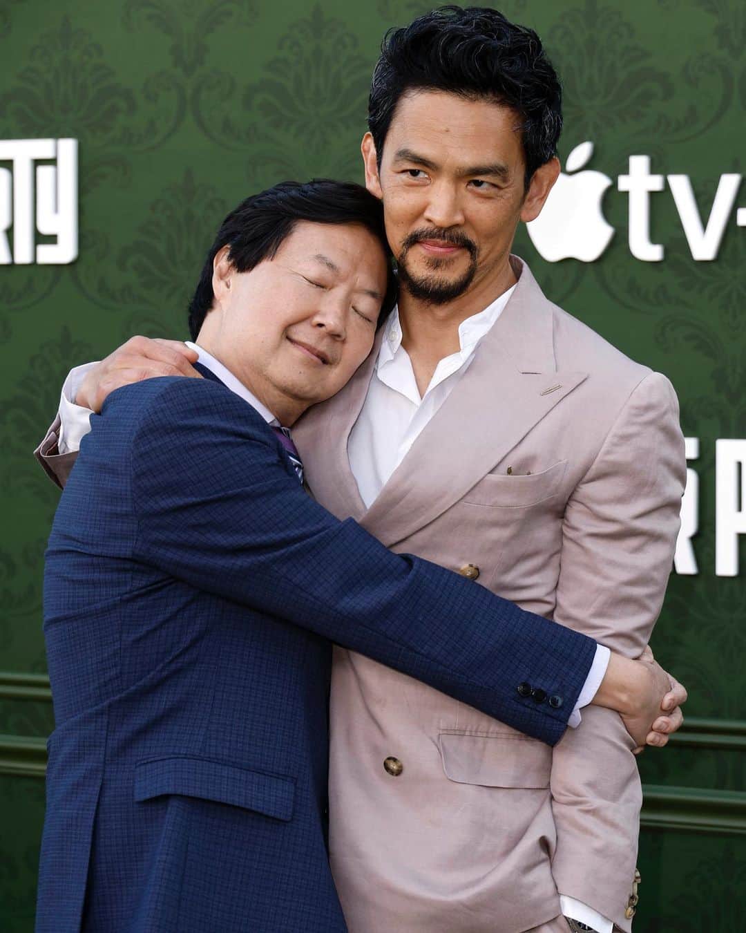 Just Jaredさんのインスタグラム写真 - (Just JaredInstagram)「Ken Jeong gives co-star John Cho a big hug at the season two premiere of "The Afterparty" alongside fellow cast members Zoe Chao, Sam Richardson, & Tiffany Haddish. The Apple TV+ show returns on July 12! #KenJeong #JohnCho #ZoeChao #SamRichardson #TiffanyHaddish Photos: Getty」6月29日 14時25分 - justjared