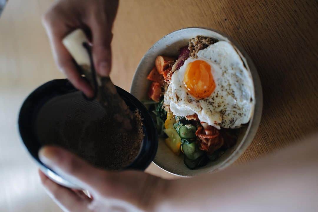 高山都さんのインスタグラム写真 - (高山都Instagram)「母が大阪のコリアンタウンでキムチを買って送ってくれた。 これが我が家の小さな楽しみなのです。 地元のキムチはわたしの育ってきた味でもあり、最高の発酵食品。  今日はビピンパに🇰🇷 ナムルは塩揉み野菜ですこし軽めの味わい。  すりたての胡麻に、コチジャンにごま油をあわせたものを仕上げに足して、よくよくかき混ぜていただきます。 ご飯の量は普通なのに、数種類の野菜にキムチに食べられて大満足。  #みやれゴハン」6月29日 14時21分 - miyare38