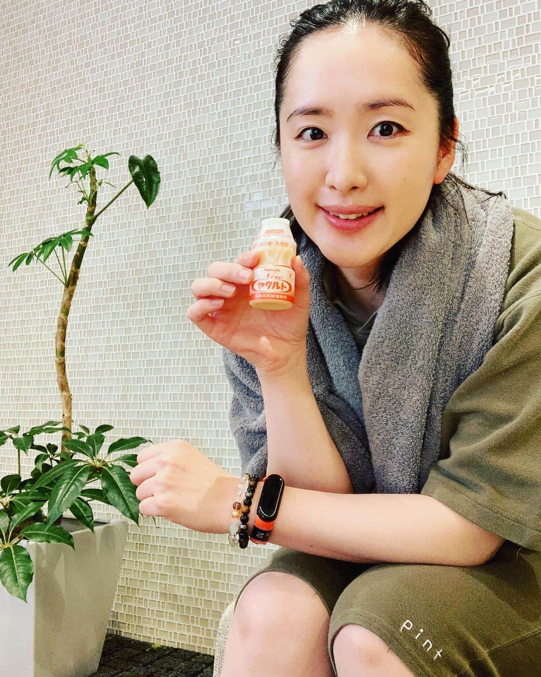 のインスタグラム：「🛁✨ 朝活サウナ〜〜╰(*´︶`*)╯♡♡  浅草にある 個室サウナで 整った〜〜✨✨  ＊浅草Pint＊ @saunareset_pint  この日、私が予約した時間 他にお客さんも居なくて 貸切状態で最高でした💕  個室サウナや 水風呂があるスペースは 許可を得て 撮影してます✨✨  サウナは ダイエット効果や、 リラックス効果が注目されていますが それだけじゃなく  ⭐️脳疲労がとれて頭がスッキリ ⭐️決断力と集中力がアップ ⭐️アイディアを発想しやすくなる ⭐️睡眠をコントロールすることができる  など、サウナに入った後は 仕事のパフォーマンスが アップすると言われているそう✨💡  ＊浅草Pintのこだわり＊ サウナ個室は おひとり様専用個室、 水風呂や外気浴スペースは 共用という新たなスタイルの⭐️ハイブリッドサウナ⭐️  寝そべって入れる広さの サウナ室を独り占め♡♡  オリジナルアロマを使用したセルフロウリュ可能♡♡  チラー完備で、 15℃～17℃に 保たれた水風呂  個室サウナなのに 外気浴でととのえる✨✨  あたたかい湯風呂もあるから湯冷めしない👍  浅草Pintは サウナだけじゃなく、 サウナの後に 仕事や作業をするスペースも あるんです🌷🌷  個室（ハイブリッド）サウナで ゆったり寝そべりながら サウナに入ってととのった後に、 リセットフロアの 集中ブースで 仕事がはかどる⭐️はかどる p(^_^)q  集中ブースには、 PCやスマホなどのデバイスの持ち込みが可能🌈  仕切りのある広々とした ワークブースで、 お仕事やちょっとした 作業が可能☆★  備え付けのiPadで dマガジンの購読が可能✨  サウナ後には、 嬉しい💕 ジュースと アイスのサービスが✨✨  私はヤクルト 飲んだ〜♪♪  ととのった後に 研ぎ澄まされた五感を使って、VR体験や瞑想ルームで さらにととのうのも良し✨✨  ⭐️とってもお得なクーポンも あります⭐️ 「おひとり様につき １回限り、 1,000円オフになるクーポンコード ✨1000-SNS461-2307✨ ＊2023年7月末まで利用可能＊  ぜひお試しあれ💕  #ゆきんこ #朝活 PR @saunareset_pint #サウナワーク  #サウナ女子  #サウナ男子  #ととのう  #サウナ  #コワーキングスペース  #浅草pint  #浅草サウナ #浅草」