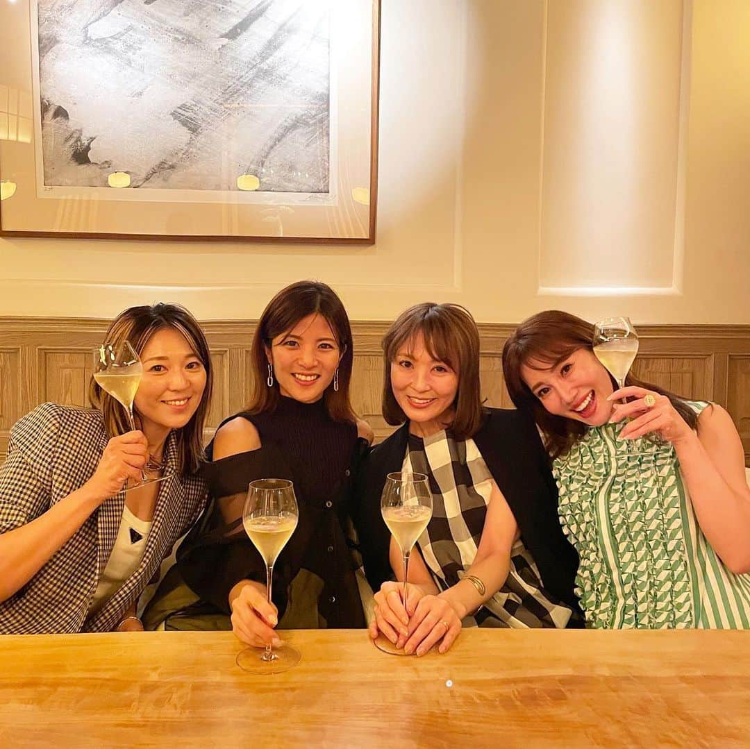 吉田美紀さんのインスタグラム写真 - (吉田美紀Instagram)「・ ・ 大地さん🍣のあとの二軒目は @usagido_nobukuni へ。 とっても落ち着く大人な空間で みんな大好きなワインバー🍷  @takehiro.nobukuni さん、 誕生日のシャンパン🍾ご馳走さまでした🙏  はぁ♡楽しい時間だったな💗 友達の存在ってプライスレス･:*+.  #friends #winebar」6月29日 8時54分 - miki__yoshida