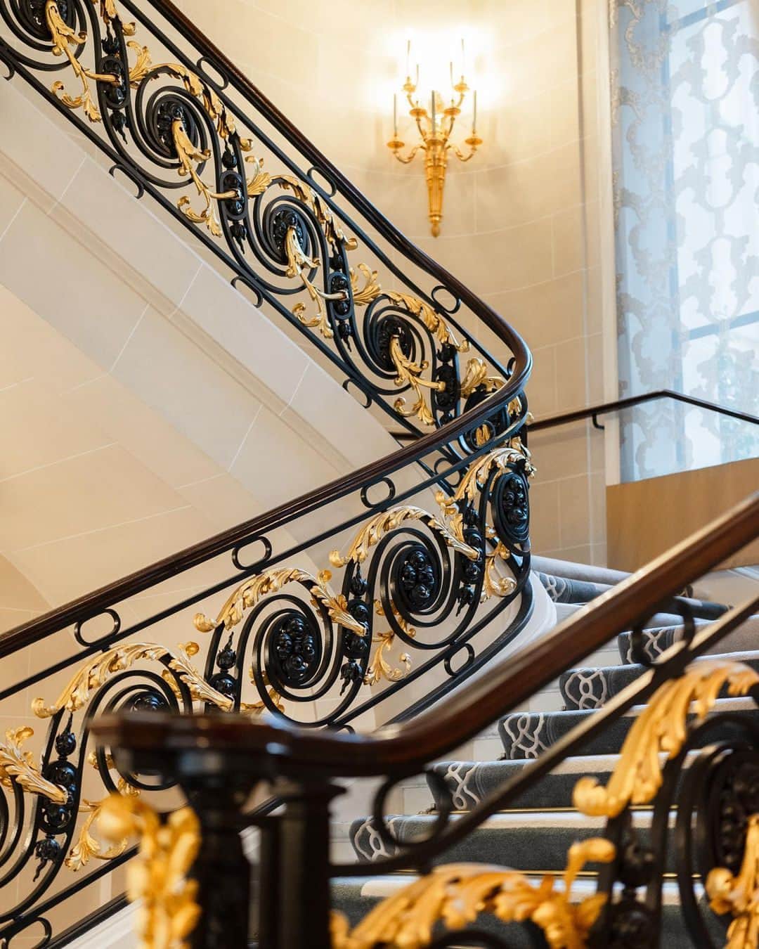 のインスタグラム：「A stairway that’s made for grand entrances at @thepeninsulaparis.」