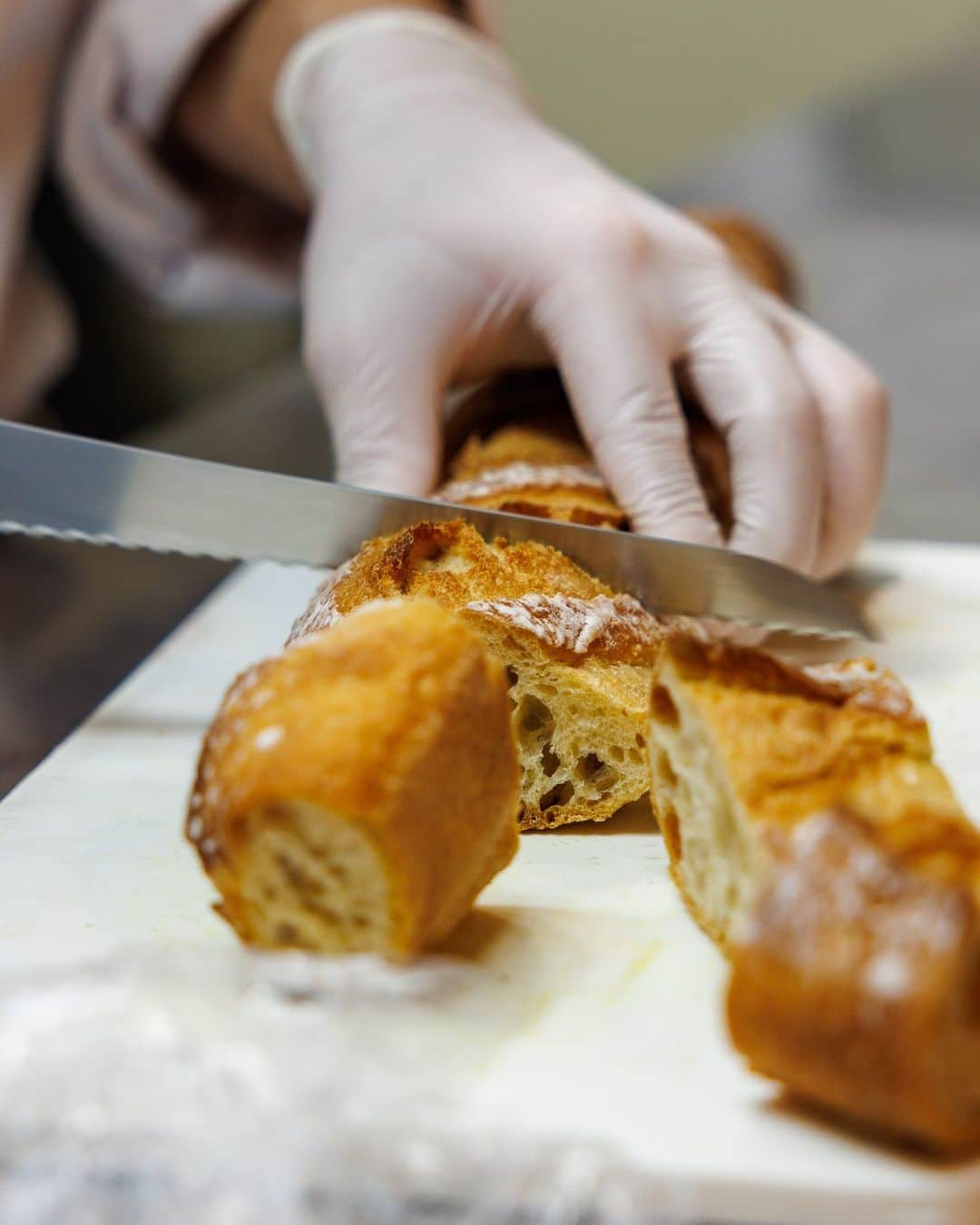 カフェ ラ・ボエムさんのインスタグラム写真 - (カフェ ラ・ボエムInstagram)「カフェラボエムのバゲットは自社ブランドのBaritizan Bread Factory (@​​bartizanfactory)で毎日焼いています。素材にこだわった健康的なバゲット。是非食べてみてください🥖⁠ Our baguettes are prepared by our very own Bartizan Bread Factory. Made with carefully selected ingredients, they are delicious and healthy. Give it a try! 😋」6月29日 8時55分 - boheme_gd