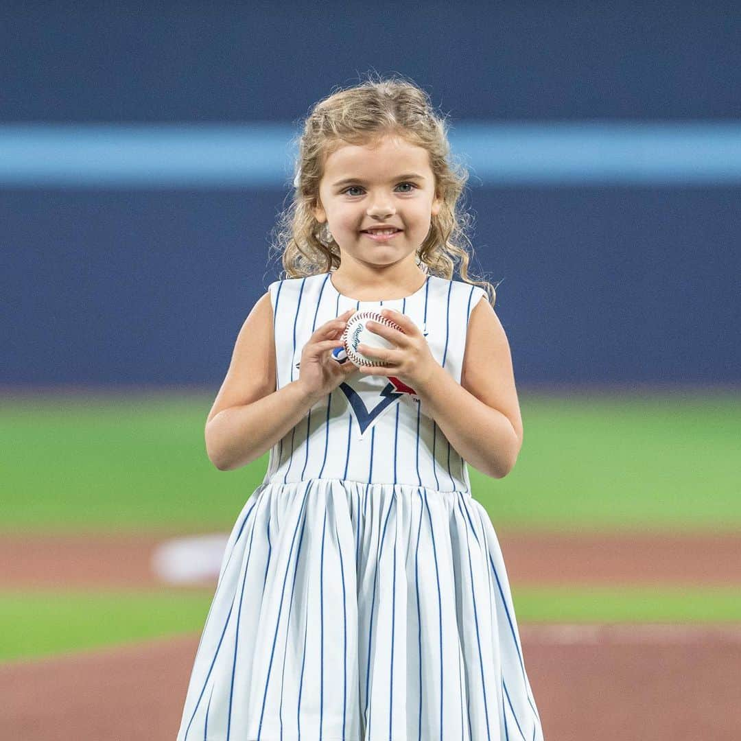 トロント・ブルージェイズさんのインスタグラム写真 - (トロント・ブルージェイズInstagram)「The cutest first pitch EVER 💙  Sadie Gausman did the honours on her dad’s giveaway night!」6月29日 8時55分 - bluejays