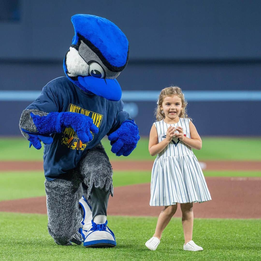 トロント・ブルージェイズさんのインスタグラム写真 - (トロント・ブルージェイズInstagram)「The cutest first pitch EVER 💙  Sadie Gausman did the honours on her dad’s giveaway night!」6月29日 8時55分 - bluejays