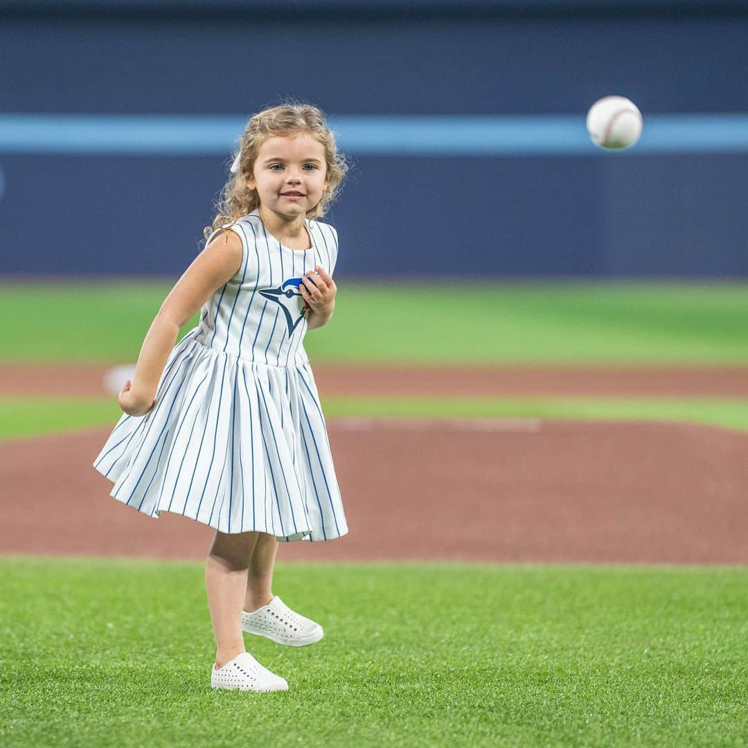 トロント・ブルージェイズさんのインスタグラム写真 - (トロント・ブルージェイズInstagram)「The cutest first pitch EVER 💙  Sadie Gausman did the honours on her dad’s giveaway night!」6月29日 8時55分 - bluejays