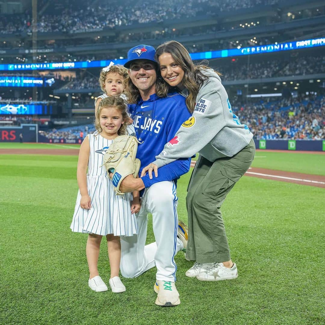 トロント・ブルージェイズさんのインスタグラム写真 - (トロント・ブルージェイズInstagram)「The cutest first pitch EVER 💙  Sadie Gausman did the honours on her dad’s giveaway night!」6月29日 8時55分 - bluejays