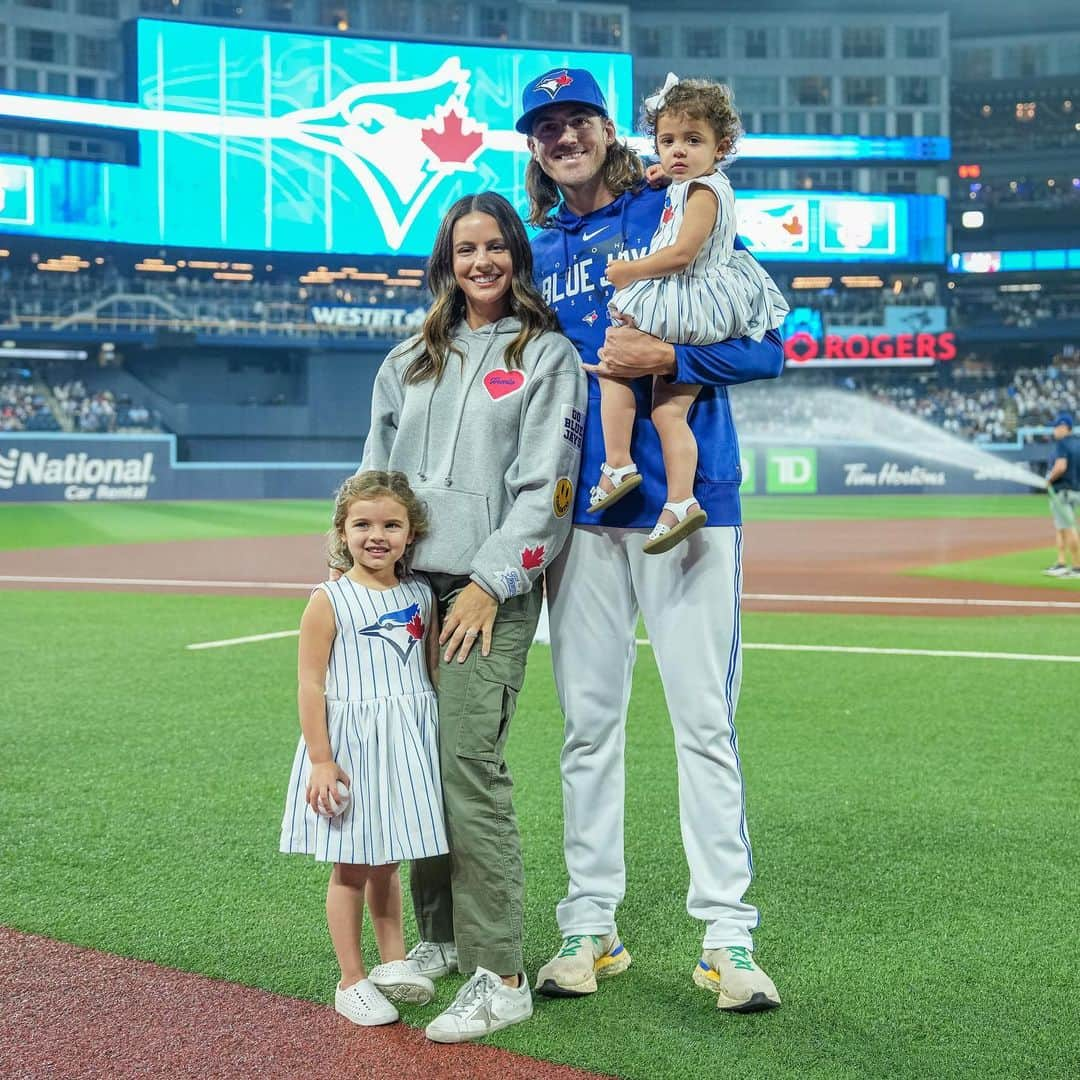 トロント・ブルージェイズさんのインスタグラム写真 - (トロント・ブルージェイズInstagram)「The cutest first pitch EVER 💙  Sadie Gausman did the honours on her dad’s giveaway night!」6月29日 8時55分 - bluejays