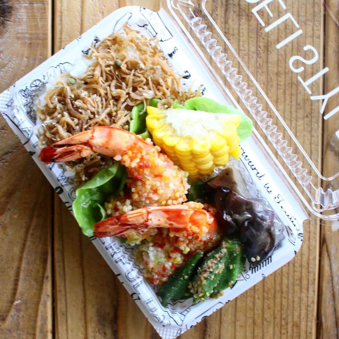 のインスタグラム：「今日のお弁当 2023.06.29  じゃこ山椒ごはん ぶぶあられ海老フライ オクラ胡麻和え 茹でトウモロコシ 茄子南蛮  やよいのじゃこ山椒をご飯にのせて。 ぶぶあられも錦市場で買ってきたやつ。 やっぱり京都はいいなぁ。 母と娘と3人で行きたいなぁ。」
