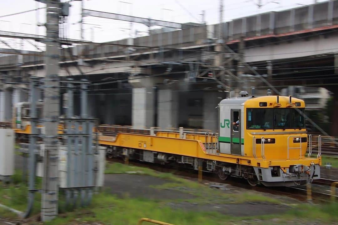 徳永ゆうきさんのインスタグラム写真 - (徳永ゆうきInstagram)「. . 今度はレール輸送車！ . -2023.06.14- . #鉄道写真 #撮り鉄 #鉄道好き #JR東日本 #大宮駅 #キヤE195系 #気動車 #レール輸送車 #流し撮り」6月29日 9時01分 - tokuchan_1113