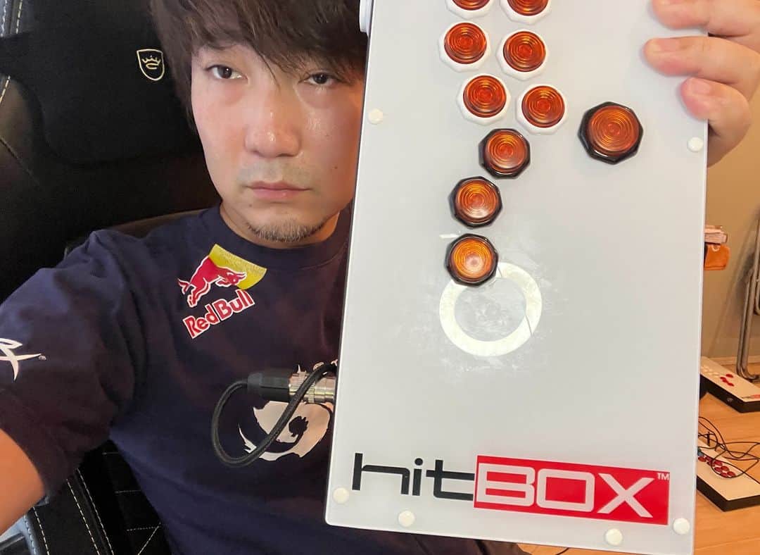 梅原大吾のインスタグラム：「今日も練習頑張ります Another day of training.  #Sponsored Hit Box Arcade」
