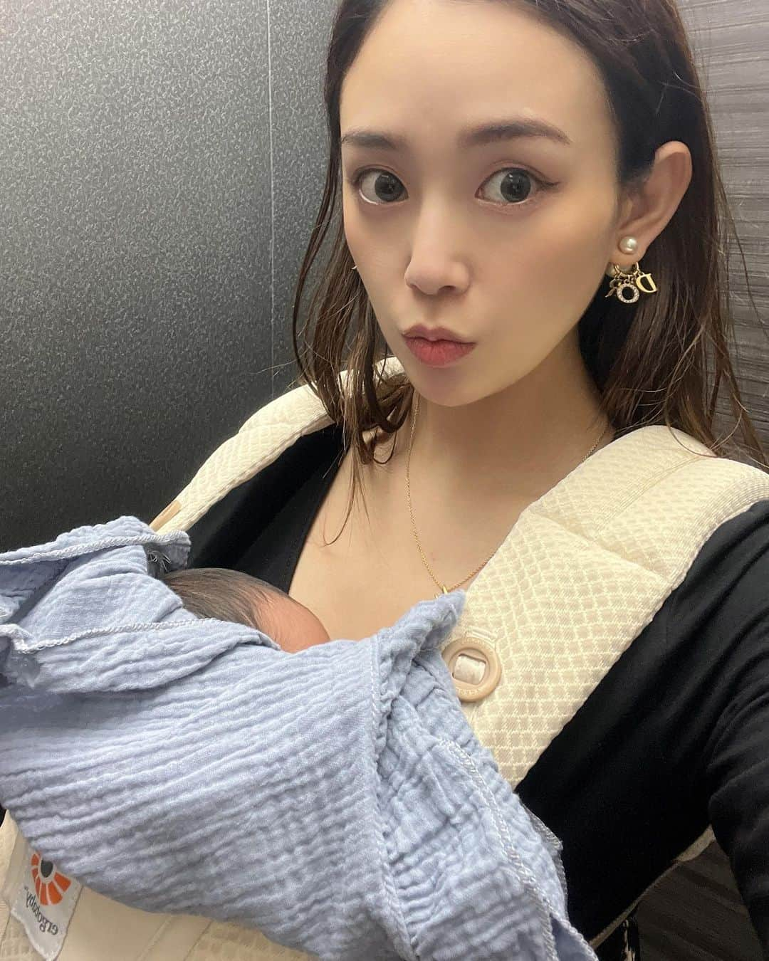 中村エリカさんのインスタグラム写真 - (中村エリカInstagram)「先週退院後初めて外出したよ👏✨ 授乳サポート外来で病院へ🏥 欲しかったエルゴのニューカラー抱っこ紐💕 3人の姉たちがお祝いにプレゼントしてくれました🥰✨ まだ小さすぎるベビー様はおくるみインスタイルだったら終始爆睡でした🥹🫰✨ エルゴさんこれからたくさんお世話になります🙏❣️ @ergobabyjapan @ergobabyjapan_pr  . . . #抱っこ紐　#ergobaby #出産祝いギフト #おくるみイン #育児レポ #子育て #新生児 #産後 #初の外出 #エルゴベビー #エルゴ新色」6月29日 9時03分 - erika__nakamura