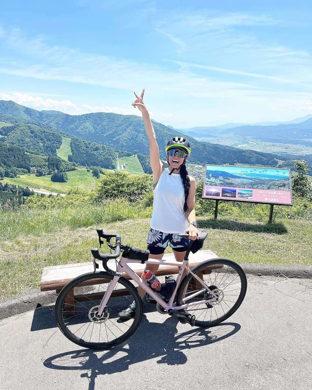 三星マナミのインスタグラム：「・Bikeな日  やっぱり最高🌞  私にはこういう時間が人生で必須だと感じられる瞬間💫  @specialized_japan  #スペシャライズド  #エートス #自転車女子  #ヘルシーライフ   👗 @roxyjapan  🕶️ @oakleyjapan」