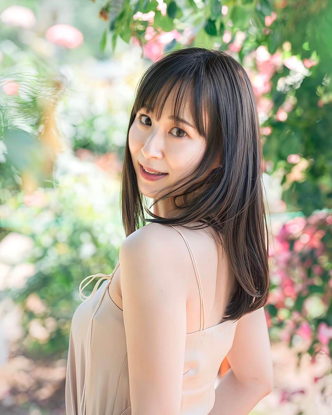 真坂はづきさんのインスタグラム写真 - (真坂はづきInstagram)「なるべくシンプルに なるべくナチュラルに なるべく女性らしさは忘れずに生きていたいな、と。 歳を重ねるたびに思います。  ♡ カメラ: @atsushi_ogawa87  ヘアメイク: @chari0731_there  @yummy_there  @there__official  衣装: @kengokaneoka  @wantsandfree  ♡ 私の大好きな仲間達📸👗✂︎  #撮影　#ポートレート #モデル #秋田　#ばら #バラ #バラ園 #mm6 #デニム #シンプルコーデ #ナチュラル #ヘアアレンジ #ミディアム」6月29日 9時09分 - masakahazuki