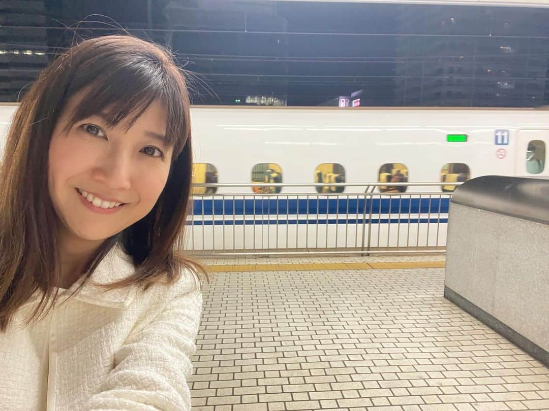 根本美緒さんのインスタグラム写真 - (根本美緒Instagram)「昨日は仕事終わりでギリギリ最終の新幹線で帰宅🚄帰ってきたら家が汚くてビックリ…😂何個も引き出し閉めたよ。。教育が悪いに違いない…と愕然。でも中1長女が色々頑張ってくれたので…ま、いっかw  さて、今日はまた天気不安定。 今ちょうど福井から岐阜名古屋にかけて⛈️の通り道。九州も東北も⛈️北海道の一部にも🌧️かかってます。 また列島全体発雷確率が高いので 🌤️てても天気の急変に注意⚠️ 東京静岡33℃暑っ❗️ 仙台福岡32℃ 札幌29℃ 名古屋大阪那覇31℃  #ネモ天 #天気予報 #気象予報士 #新幹線 #のぞみ 曇っていても#紫外線対策 を。つまり#晴雨兼用傘 がオススメ☝️#熱中症 にも、引き続き警戒を。」6月29日 9時09分 - nemotomio.official