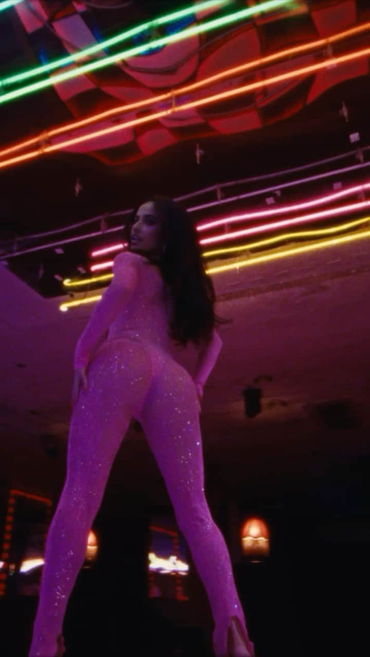 ベッキーGのインスタグラム：「“LA NENA” SONG & VIDEO YA ESTÁ DISPONIBLE!!! 💕 You’re the best @gabitoballesteros gracias gracias gracias 🙏🏽✨」