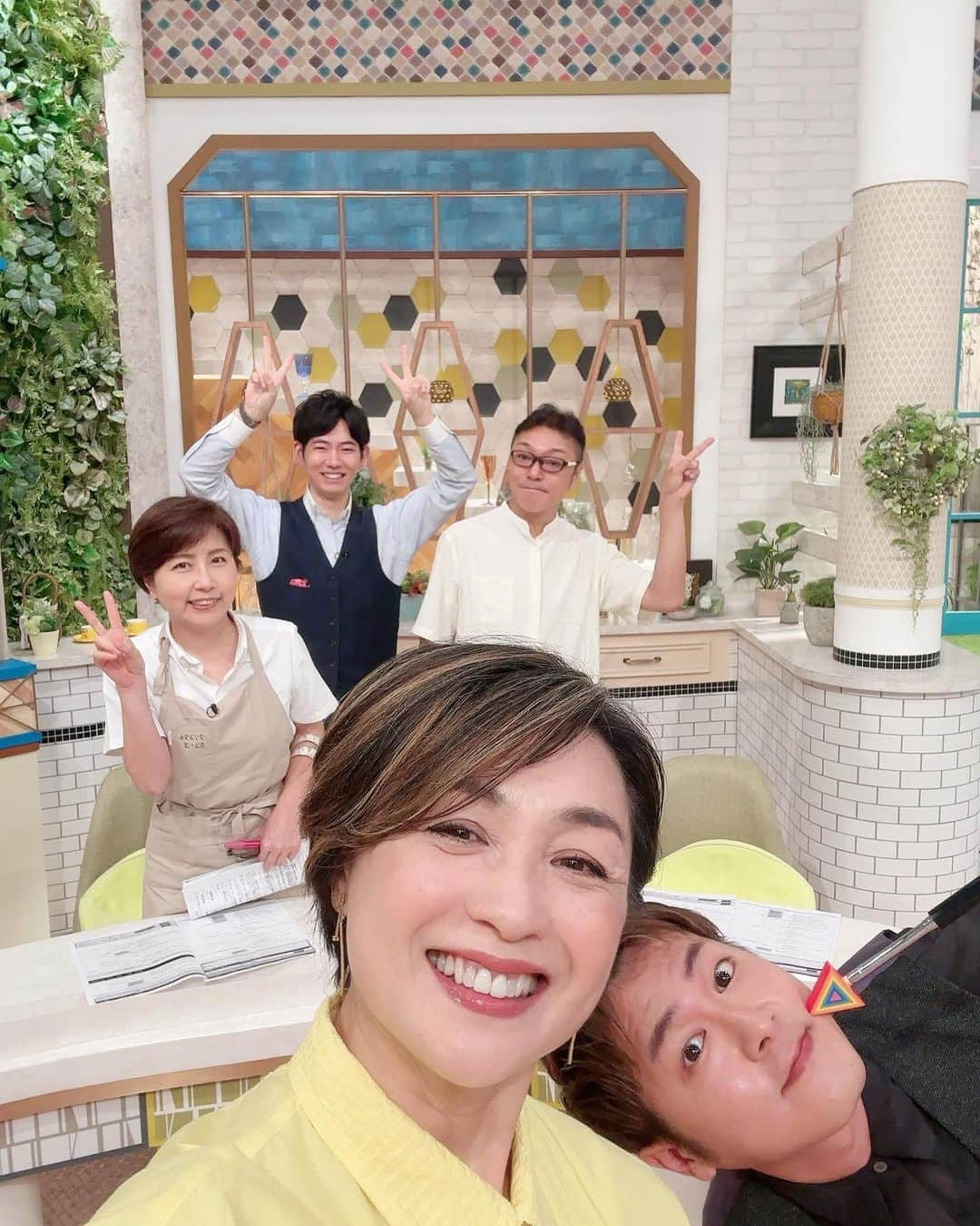 香坂みゆきさんのインスタグラム写真 - (香坂みゆきInstagram)「なないろ日和❗️ 暑い時は汚れも緩んでる〜 お掃除しちゃいましょ！ 藤原くんが肩に乗ってる〜風〜がはは #なないろ日和  #テレビ東京  #bsテレ東  #夏のお掃除  #❤️  #立川周アナ  #マックン  @tomoki_fujiwara  @crystalmuse68」6月29日 9時15分 - miyuky__way