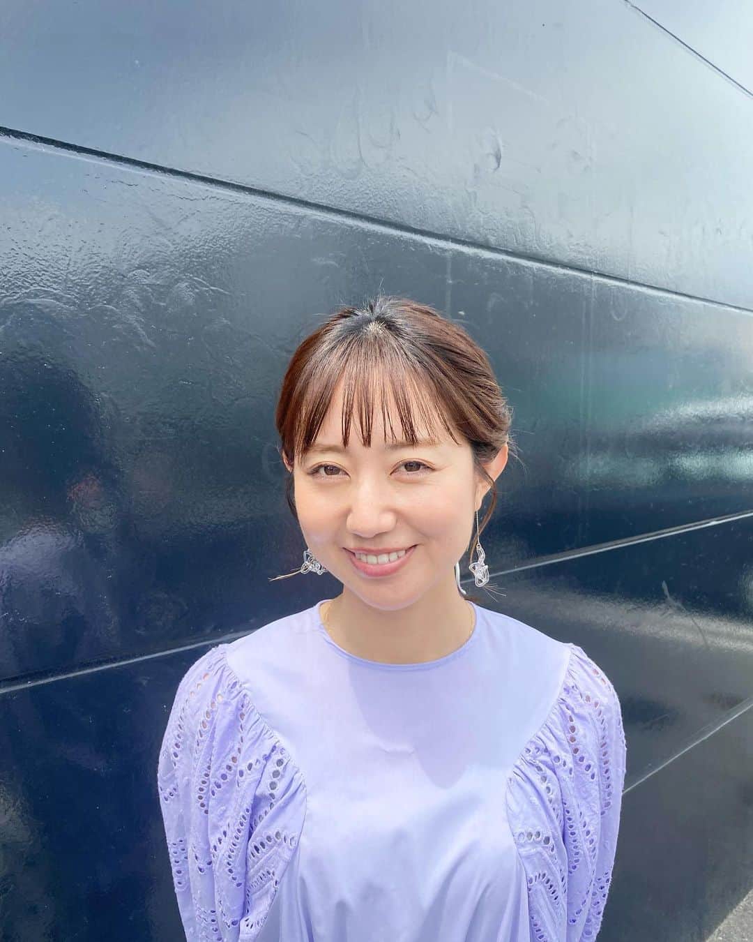 豊崎由里絵のインスタグラム：「. 明日！6月30日（金）19:00〜20:00 関西テレビ「ちまたのジョーシキちゃん」に出演します！✨ なるみさんとの激安スーパーロケ、第2弾です！！🤣❤️👏  「トライアル」という激安スーパー、ご存じですか？ ほんとーーーに安くて 欲しいものだらけで、、、 お買い物しすぎてしまって 東京まで持って帰るの大変でした🥹  何よりも、MBSでお世話になったなるみさんとのロケ第2弾というのが とてもとても嬉しかったです😭❤️ TVer配信もありますので 皆さまぜひ！ご覧くださーい！！  ブラウス、スカート @verofonna  ピアス @____usako____  スタイリスト @stylist_franc chie oshitani  先週の「モニフラ」衣装はこちら。  🍀6/19(月)【白ジャガードレースブラウス＋サーモンピンクパンツ】 ブラウス→@geera__official パンツ→@pierrot_shop  🍀6/20(火)【ブルーフリル袖ブラウス＋白パンツ】 パンツ→@nolleys_official  🍀6/21(水)【ピスタチオカラー袖レーストップス＋アイボリースカート】 ※アカウント無し  🍀6/23(金)【パイピング×リボンニット＋ラベンダーレーススカート】 ニット→@naturalcouture_official  #ootd #アナウンサー衣装　#アナウンサーコーデ」
