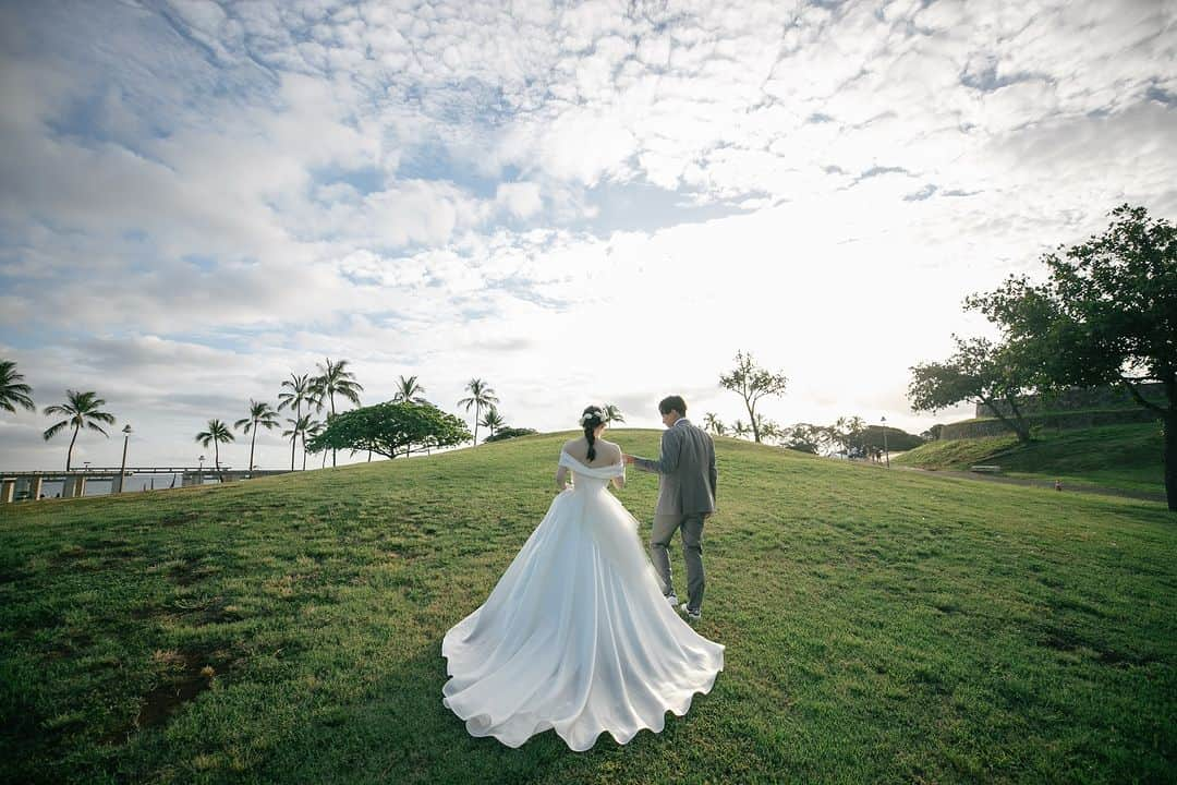 The Terrace By The Seaのインスタグラム：「@the_terrace_by_the_sea Hawaii Wedding情報はこちら𓂃𓈒𓏸  ---------  芝生の丘が連なる緑が美しい  カカアコウォーターフロントパーク𓈒𓏸  一日のどの時間でも絵になるロケーション𓍯  -------------------  = produce = モチーフ @motif_resort  = photo = Naoya @naoya_oshita  = make = Yukari @yukariogaya   --------------------  ハワイのザ・テラス バイ・ザ・シーにて 挙式を検討されていらっしゃる方におすすめ✯  《30組限定　FIRST SUMMER PLAN 最大25.2万円 OFF！ 》  挙式に必要な基本挙式、ドレス＆タキシード、新婦様ヘ アメイク、アルバムがセットになったお得プラン、通常価 格¥667,000→¥467,000にてご案内中！ パーティ4名以上お申し込みで、Grace of Aloha 2名様分 (¥52,000相当)プレゼント！  プロフィール欄のURLより、ウエディングの相談ご予約 が可能です。 小さい疑問や質問にもお答えいたしますので、お気軽に お問い合わせくださいませ🌺  ザ・テラス バイ・ザ・シーでは、健康と安全を最優先に 配慮し、安心してハワイでの時間を楽しんでいただいて おります𓆉  #テラスバイザシー #TheTerraceByTheSea #TAKAMIBRIDAL #タカミブライダル #MotifRESORT #テラス花嫁 #モチーフ花嫁 #リゾートウェディング #リゾート婚 #ハワイ挙式 #ロケーションフォト #カカアコ」