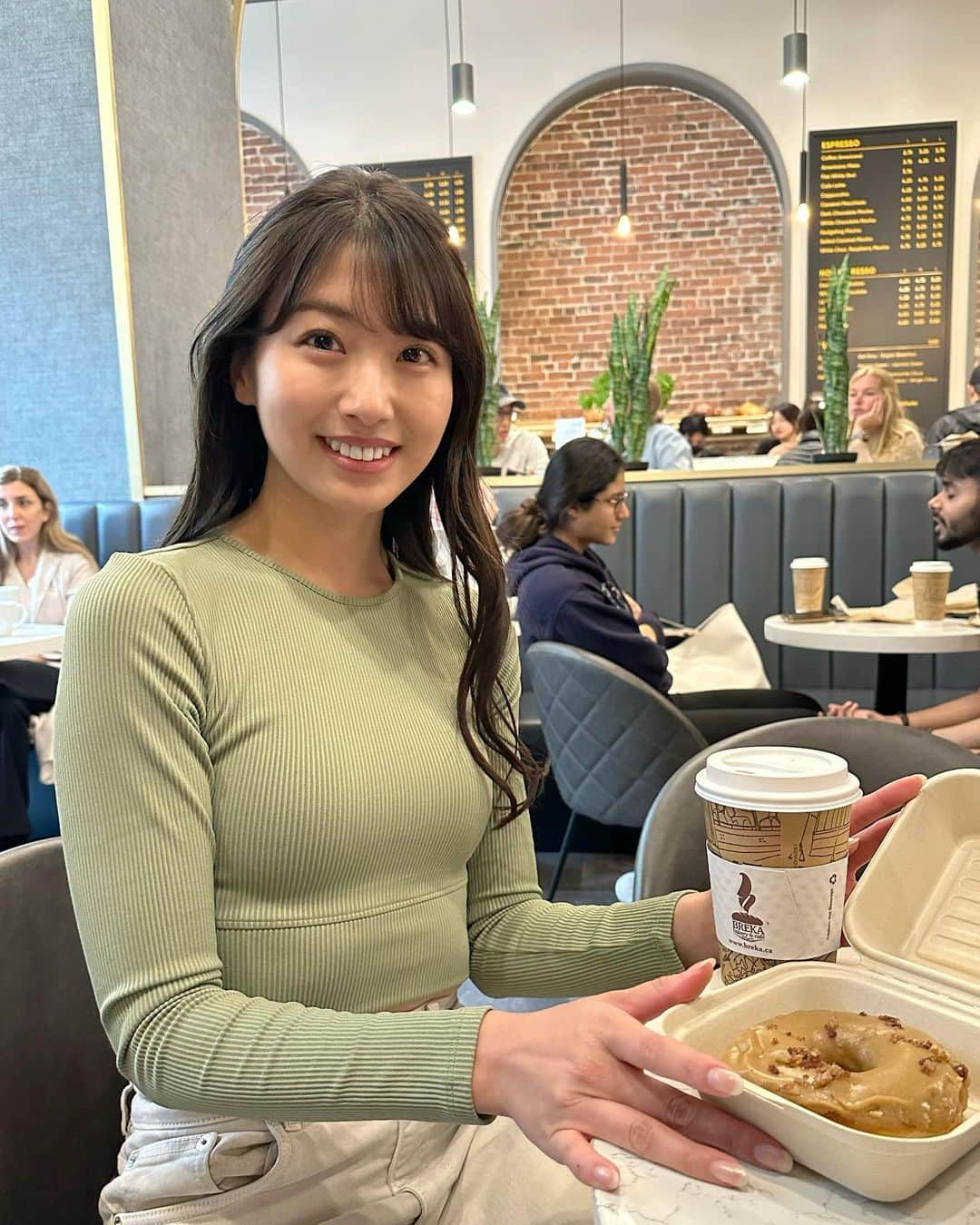 関根ささらさんのインスタグラム写真 - (関根ささらInstagram)「#brekabakery 🍩🥐☕️ . . #vancouver で行きたかったカフェNo.1のブレッカ☕️💭🤎  いつ行ってもめちゃくちゃ人気で席を取るのが大変でした🥹🥹  私はカフェラテと🇨🇦を感じるためにメイプルベーコンドーナツ！🍩🍁🥓  めっっっちゃ甘かったけど美味しかった🩷 . . . . バンクーバーで仲良くなった子達♡ このカフェでの会話がほんとに大人で、国を超えてみんなで真剣に話せたの楽しかったな〜〜☺️🩷  Miss you all my ladies💋 . . . . #vancouvercafe #vancouver_canada #vancouverisland #vancouvertravel #バンクーバー留学 #バンクーバー生活 #バンクーバーグルメ #バンクーバーライフ #バンクーバーカフェ #カフェ巡り #cafestagram #caferacer #donuts」6月29日 9時37分 - sasarasekine