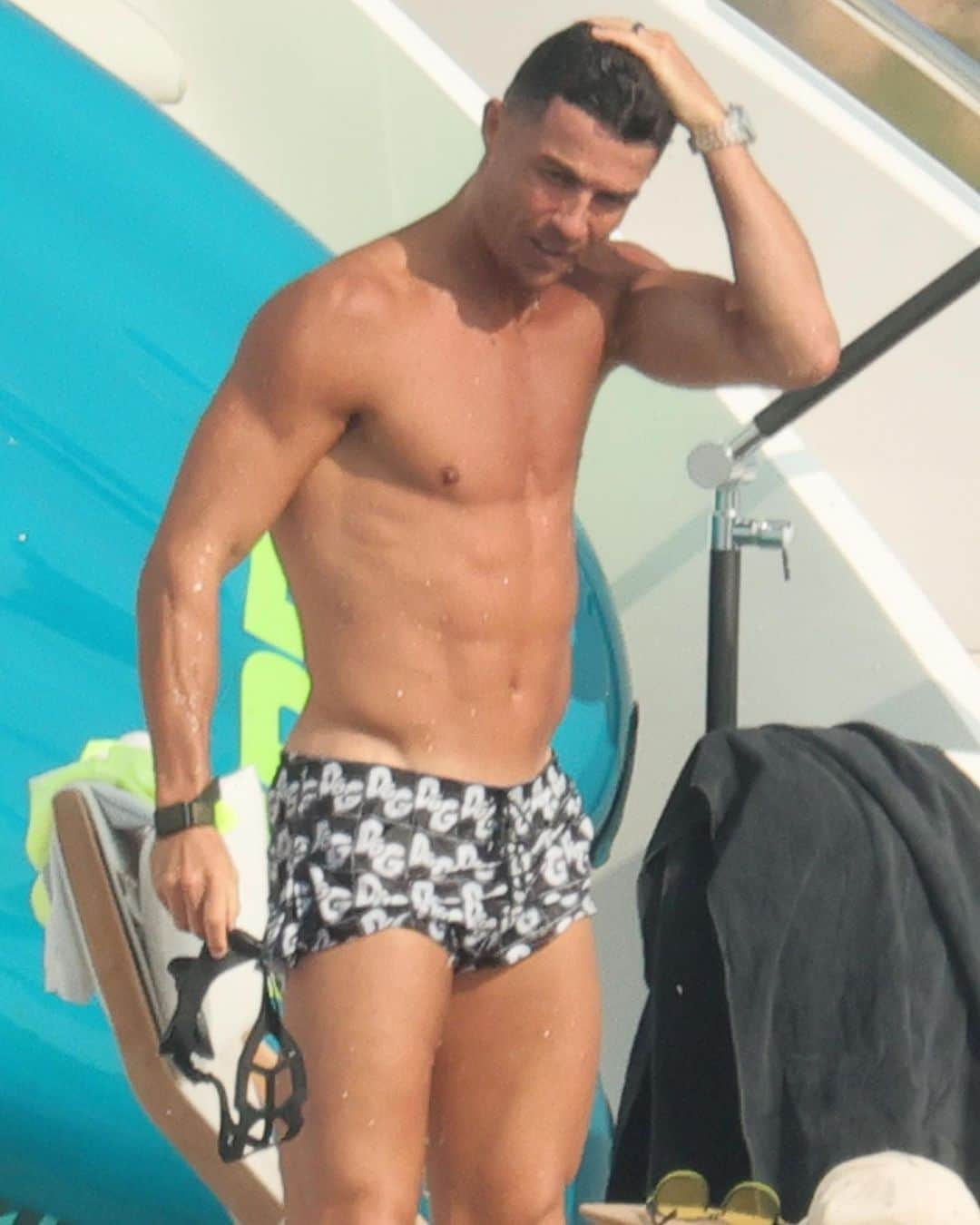 Just Jaredさんのインスタグラム写真 - (Just JaredInstagram)「Cristiano Ronaldo shows off his ripped physique while going shirtless on vacation with longtime love Georgina Rodriguez in Italy! Tap this post in the LINK IN BIO to see more photos. #CristianoRonaldo #GeorginaRodriguez Photos: Splash」6月29日 9時30分 - justjared