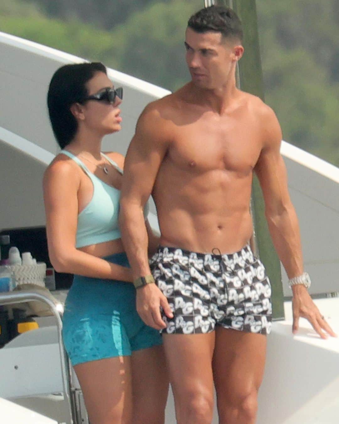 Just Jaredさんのインスタグラム写真 - (Just JaredInstagram)「Cristiano Ronaldo shows off his ripped physique while going shirtless on vacation with longtime love Georgina Rodriguez in Italy! Tap this post in the LINK IN BIO to see more photos. #CristianoRonaldo #GeorginaRodriguez Photos: Splash」6月29日 9時30分 - justjared