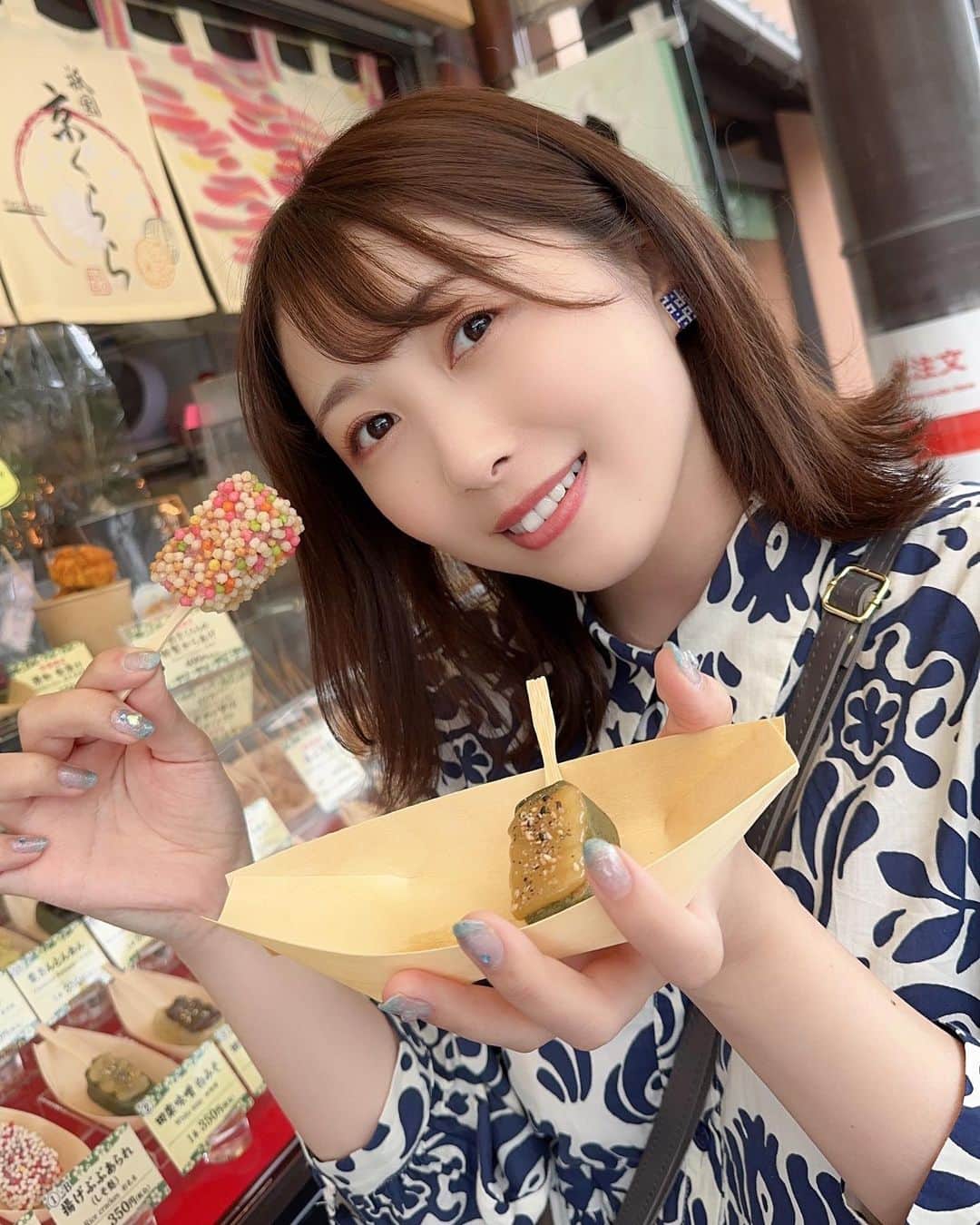 佐々木晴花さんのインスタグラム写真 - (佐々木晴花Instagram)「・ ・ はるはるチャンネル♡ 京都旅行後編アップしました🍡✨  グルメ・神社・アクセサリー作り体験など 大満喫✌️✨  是非ご覧下さい💗🐷  そして本日6月29日18時半〜20時までは！🎈💗⭐️ はるはるチャンネル登録者500名様記念㊗️ YouTube Liveを行いますっ🫶 一緒に食べ飲みしながら楽しい時間を過ごしましょ🎉 はるはるチャンネルでお待ちしております✨  ※トラブルなどで配信できなかった場合は、インスタライブに変更します！ ・ ・ ・ 心変わりの相手は私にしてみない？💎 《SNS》 🌻Twitter  @ Haru2nrun 🌻YouTube ・アラサーほろよい隊  @ Horoyoitai_kp0903 ・はるはるチャンネル @ Haruharu0831 (またはストーリーズハイライトから✈️) #チャンネル登録お願いします  🌻TikTok  @ haru2n.run ・ ・ #女優#俳優#ダンサー #RIZINガール#新人YouTuber  #グルメ女子 #アラサー女子#アラサー独身女子 #ビール女子 #お酒好きな人と繋がりたい  #京都 #京都グルメ #京都カフェ #京都観光  #祇園#祇園四条 #祇園グルメ  #生麩 #生麩専門店京くらら#京くらら」6月29日 9時40分 - haru2n.run