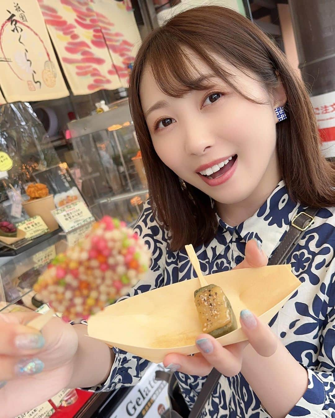 佐々木晴花のインスタグラム：「・ ・ はるはるチャンネル♡ 京都旅行後編アップしました🍡✨  グルメ・神社・アクセサリー作り体験など 大満喫✌️✨  是非ご覧下さい💗🐷  そして本日6月29日18時半〜20時までは！🎈💗⭐️ はるはるチャンネル登録者500名様記念㊗️ YouTube Liveを行いますっ🫶 一緒に食べ飲みしながら楽しい時間を過ごしましょ🎉 はるはるチャンネルでお待ちしております✨  ※トラブルなどで配信できなかった場合は、インスタライブに変更します！ ・ ・ ・ 心変わりの相手は私にしてみない？💎 《SNS》 🌻Twitter  @ Haru2nrun 🌻YouTube ・アラサーほろよい隊  @ Horoyoitai_kp0903 ・はるはるチャンネル @ Haruharu0831 (またはストーリーズハイライトから✈️) #チャンネル登録お願いします  🌻TikTok  @ haru2n.run ・ ・ #女優#俳優#ダンサー #RIZINガール#新人YouTuber  #グルメ女子 #アラサー女子#アラサー独身女子 #ビール女子 #お酒好きな人と繋がりたい  #京都 #京都グルメ #京都カフェ #京都観光  #祇園#祇園四条 #祇園グルメ  #生麩 #生麩専門店京くらら#京くらら」