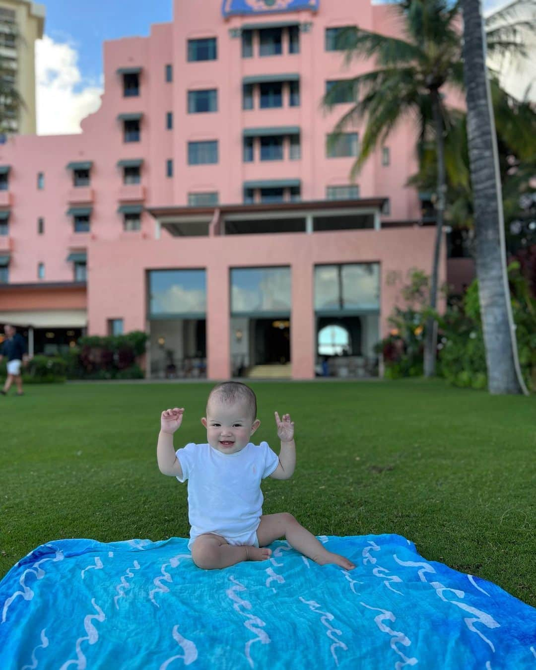 宮崎沙矢加さんのインスタグラム写真 - (宮崎沙矢加Instagram)「Pink Palace🏩💗🌴in Hawaii💕💕💕いつ来てもこのピンク空間は可愛い🍹💓　@royal_hawaiian 最後にMAITAI Barも行けてパパは喜んでた🫶🏽 今日は朝からホテルでヨガもしてママは満足🧘‍♀️ .  . . #royalhawaiianhotel #pinkpalace #ロイヤルハワイアン #ピンクパレス」6月29日 9時43分 - sarah___audrey