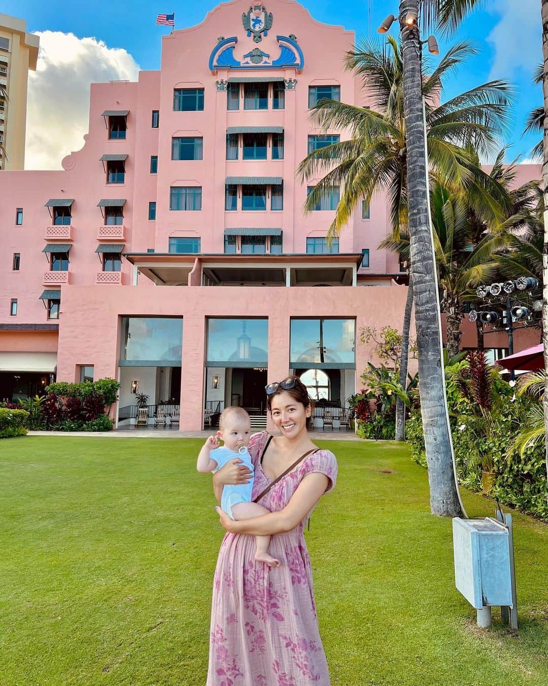 宮崎沙矢加のインスタグラム：「Pink Palace🏩💗🌴in Hawaii💕💕💕いつ来てもこのピンク空間は可愛い🍹💓　@royal_hawaiian 最後にMAITAI Barも行けてパパは喜んでた🫶🏽 今日は朝からホテルでヨガもしてママは満足🧘‍♀️ .  . . #royalhawaiianhotel #pinkpalace #ロイヤルハワイアン #ピンクパレス」