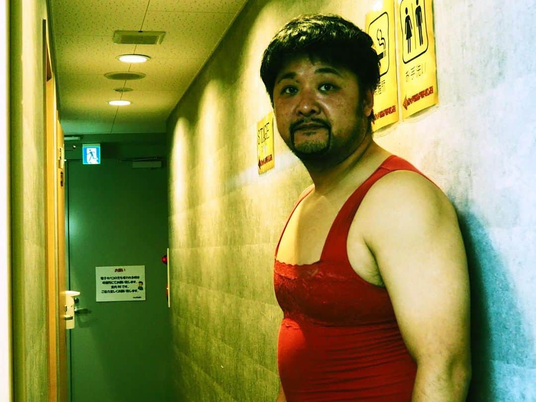 上江洌清作のインスタグラム：「センシティブな内容が含まれてる可能性のある写真です  @wez_kiyosaku_art   #粒さん  #粒マスタード安次嶺  #MONGOL800  #モンパチ  #WEZKIYOSAKU  久々のツアー  せっかくなのでカメラを持ち回ってます📸  photo by WEZ」