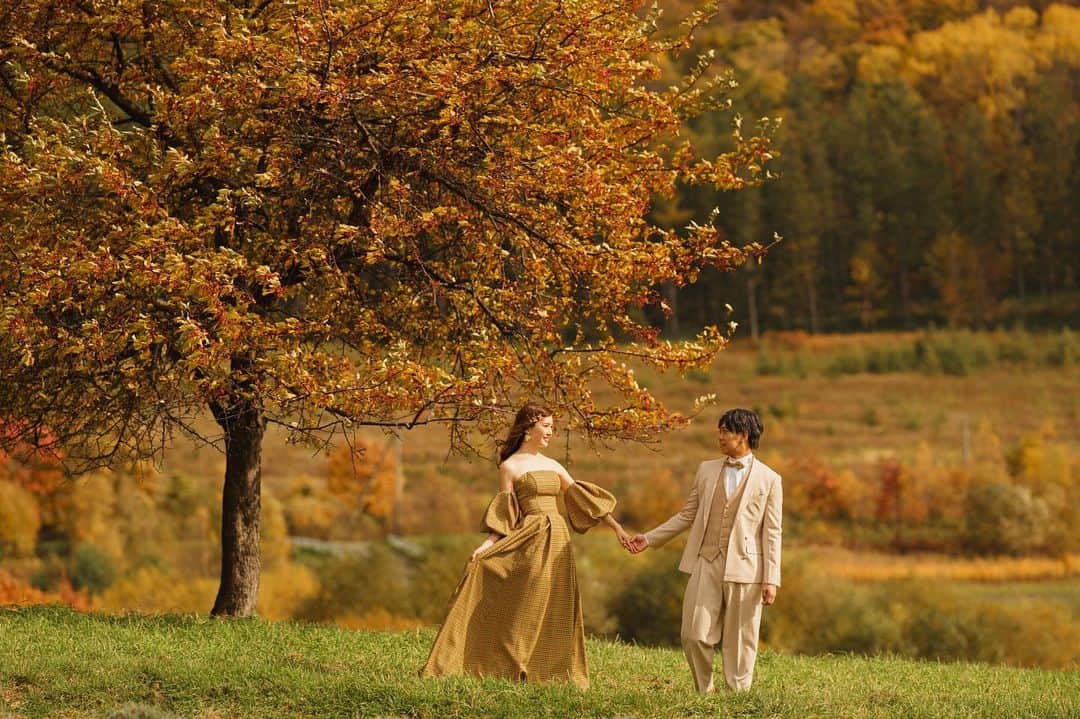 STUDIO SOLAのインスタグラム：「⁡ 【北海道の大自然で最高のフォトウェディング🌸】  かなやま湖の紅葉ロケーションは北海道らしさを感じていただける穴場なロケ地として毎年多くの方からご要望を頂くロケ地です✨紅葉は新緑と違った雰囲気を楽しめるので要チェック✨  毎年大好評の 北海道スタジオSOLAが 2023年は6月〜10月で期間限定OPEN☀️  ⁡ 詳しくは最寄りの店舗までお電話またはメールにて お気軽にお問い合わせ下さい😀  photo by @minoru.deco.ph  ⁡ デコルテ公式アカウント ▷▷ @decollte_weddingphoto ⁡ スタジオアクアSOLA ▷▷ @studiosola_hokkaido  ⁡ ⁡ #d_weddingphoto #デコルテフォト #スタジオソラ #美瑛前撮り　 #スタジオSOLA #北海道ウェディング　 #撮る結婚式 #紅葉前撮り　 #ウェディングフォト #フォトウェディング #フォトスタジオ #花嫁 #プレ花嫁 #卒花嫁　 #関東花嫁 #リゾートウェディングフォト #花嫁準備 #前撮り #道産子花嫁さんと繋がりたい  #道産子花嫁  #結婚式準備  #ヘアメイク #洋装前撮り #紅葉前撮り　 #ドレス試着 #北海道前撮り  #ウェディングフェア #プレ花嫁さんと繋がりたい #全国のプレ花嫁さんと繋がりたい #日本中のプレ花嫁さんと繋がりたい」