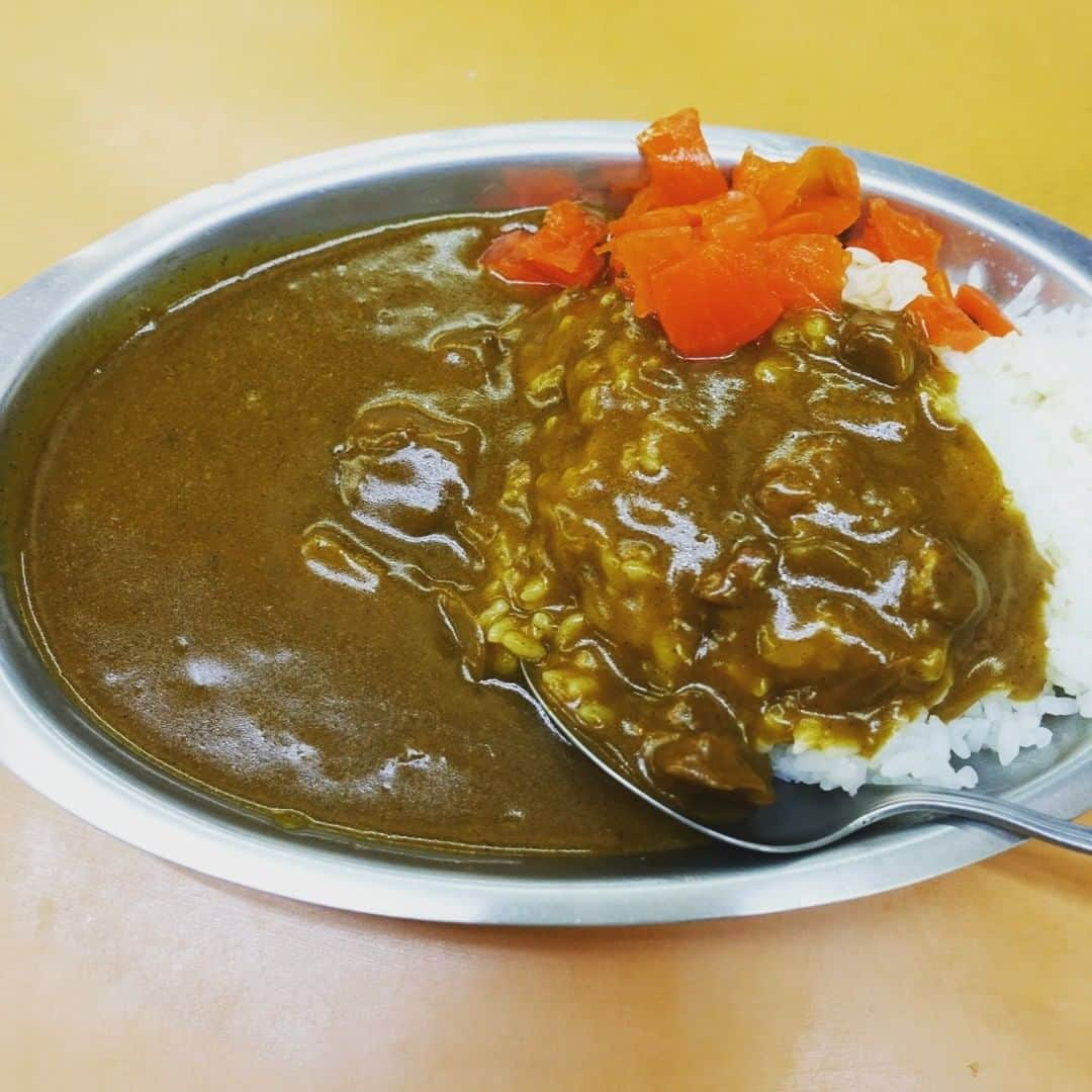 下関マグロのインスタグラム：「山手線のホームで食べられるカレーライス。品川駅、山手線内回りホームにある常磐軒。  記事を書きました。 https://news.yahoo.co.jp/articles/82f0063afa852cc6b4cbb608b634f4857fefcd6d  ＃山手線グルメ  ＃常磐軒  ＃山手線のカレーライス」