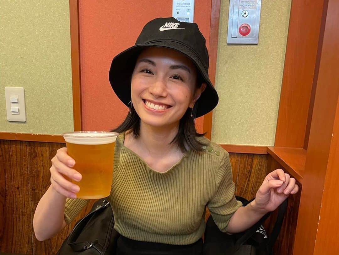 寺田有希さんのインスタグラム写真 - (寺田有希Instagram)「6月はイタリア出張だけじゃなく、 大阪！ そして名古屋も！  出張盛りな月でございました🙋‍♂️✨  今回の大阪・名古屋は、 どちらも講演をさせていただきました！！！🙏✨ お呼びいただけるのは本当にありがたい！  ただどちらも、弾丸出張となってしまいました😢  それでも！！！ 現地を楽しまねば、帰れん！！！！！😤  ってことで、マネさんと2人。 帰りの駅、 新幹線が出発するまでの30分間一本勝負を開催✊  ヤバい、これ楽しすぎ！！！ ハマりそうだわ🥹🥹  真面目に頑張ることももちろん大事だけど、 なにかを頑張るためにも、 楽しみを散りばめるって本当に大事🙋‍♂️  楽しみながら、頑張っていきまっしょ！  #出張 #出張グルメ #30分一本勝負 #ご当地グルメ #大阪 #大阪グルメ #たこ焼き #わなか #名古屋 #名古屋グルメ #手羽先 #フリーランス #フリーランス女子 #寺田有希 #teradayuki」6月29日 19時00分 - terada_yuki