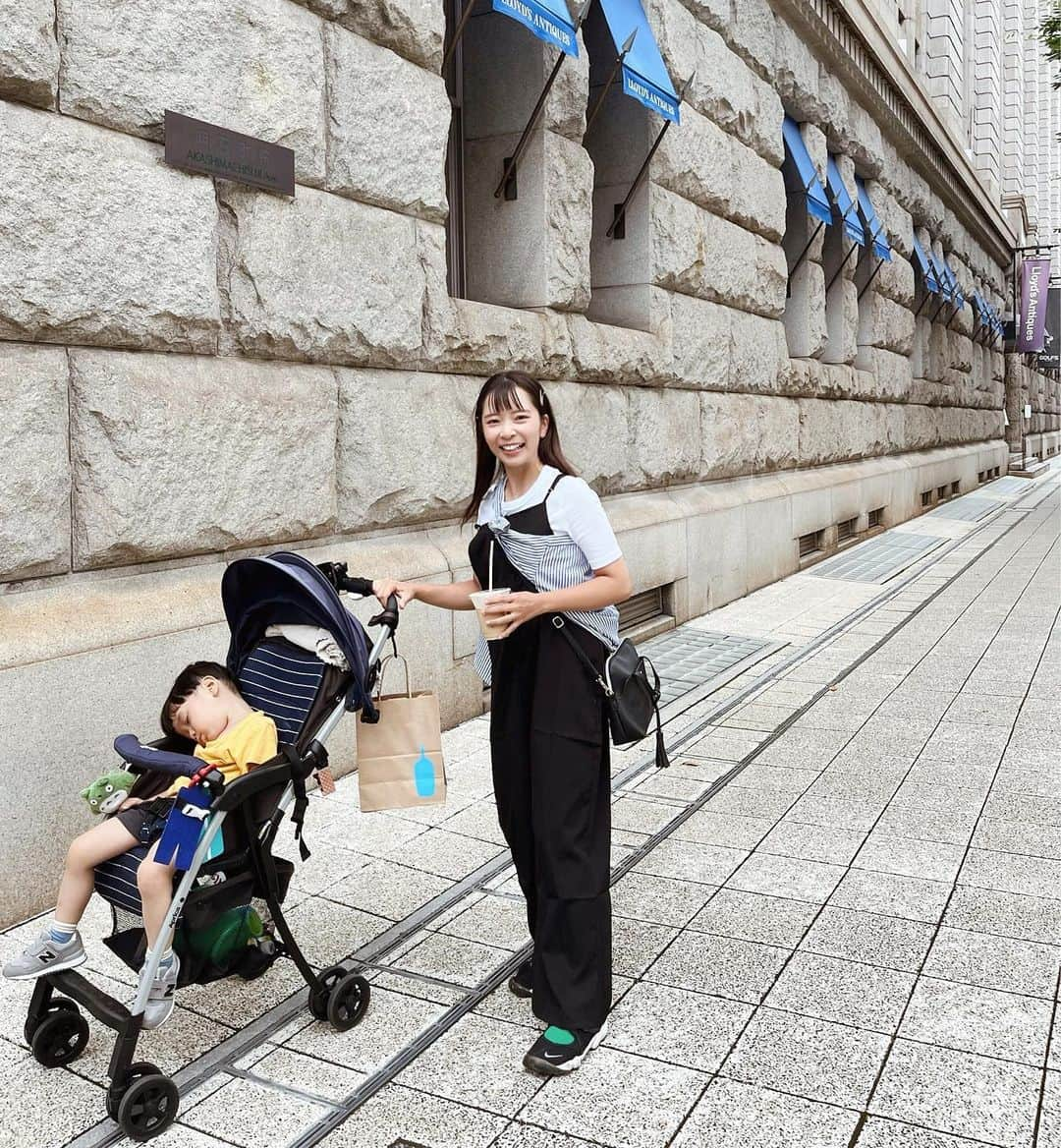 ayacasuのインスタグラム：「* * * ずーっと飲みたかった Blue Bottle🧋のカフェラテ♡ やっと飲めた☺️ * この日は崖の上のポニョの宗介でおでかけ👦🏻 さて、どこにいったでしょ〜か🤔💡 * * 📷: miitan * * #ブルーボトル #ブルーボトルコーヒー  #bluebottlecoffee #bluebottle  #カフェラテ #ママコーデ #低身長コーデ  #低身長ファッション #150cmコーデ  #男の子ママ #2歳児ママ #男の子育児  #北摂ママ #カフェ巡り #大阪ママ #関西ママ #北摂ママと繋がりたい  #ママファッション #幼稚園ママ  #神戸カフェ #神戸デート #ジブリ」