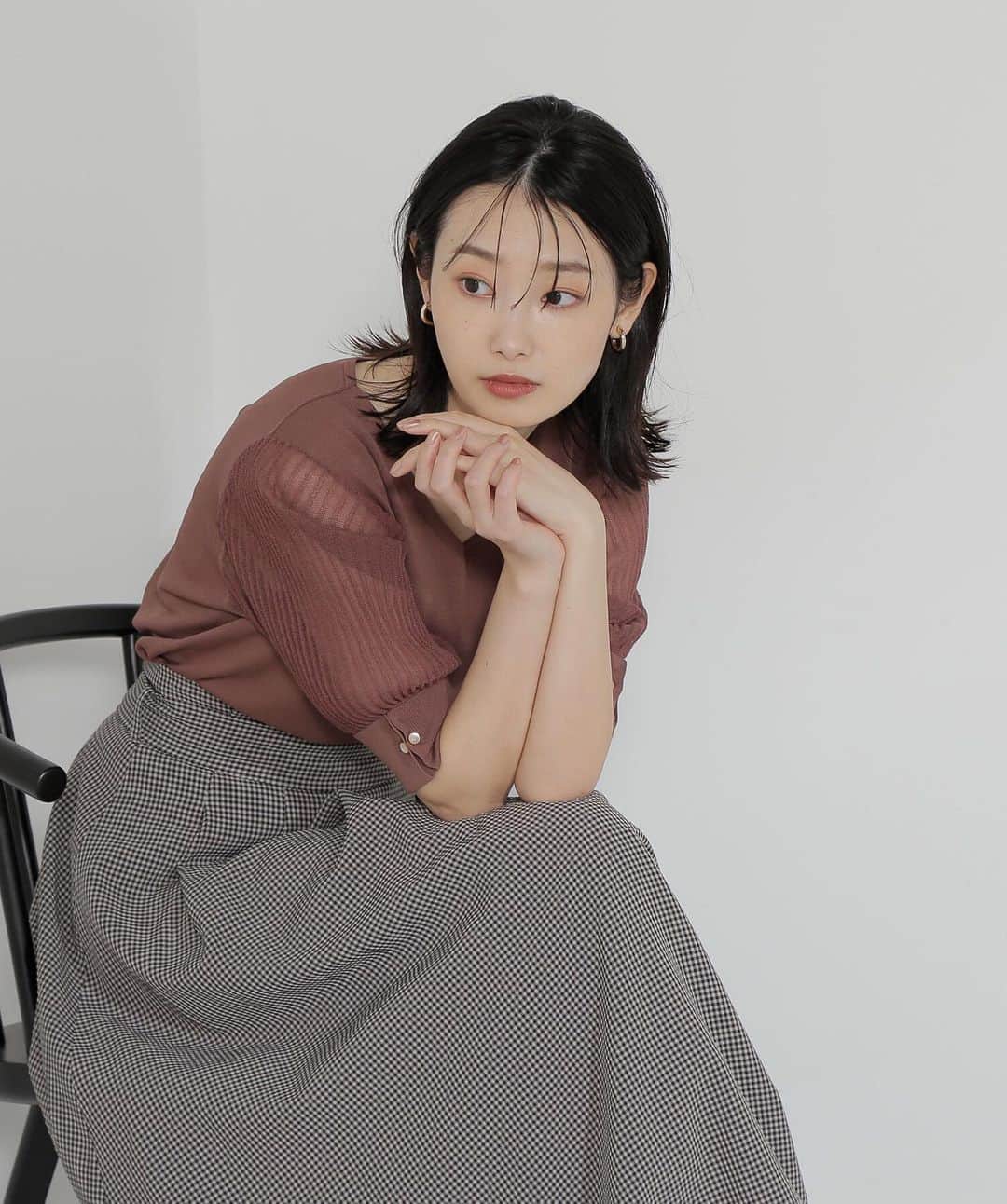 NATURAL BEAUTY BASICのインスタグラム：「2023 summer PRE ORDER.  ✔メタルポイントプリーツスリーブニット ¥6,930 tax in color:ブラウン/クロ/レッド/グリーン size:FR #0173270711 7月中旬-下旬入荷予定  人気のプリーツスリーブニットがアップデートして登場！ シアー感のあるプリーツ見えの袖は、程よいボリューム感とヘルシーな肌見せで華やかな印象。 袖口のカフス部分は、折り返してパール風のメタルパーツをつけ上品なデザインに仕上げました。 Vネックは浅めに入れることで、スッキリとさせながら、女性らしくデコルテラインをキレイに見せてくれます。 秋を意識したカラーはオフィスコーデの鮮度アップにおすすめです。  #サマーニット #シアーニット #晩夏 #秋先取り #秋カラー #サマーコーデ#夏コーデ  #お出かけコーデ #カジュアルコーデ  #オフィスコーデ #オフィスカジュアル #通勤コーデ #大人可愛い #カラーコーデ #着回しコーデ #きれいめカジュアル #大人カジュアル #ベーシックコーデ #ベーシック #ナチュラルコーデ #トレンドスタイル #シンプルコーデ #ナチュラルビューティーベーシック #naturalbeautybasic」