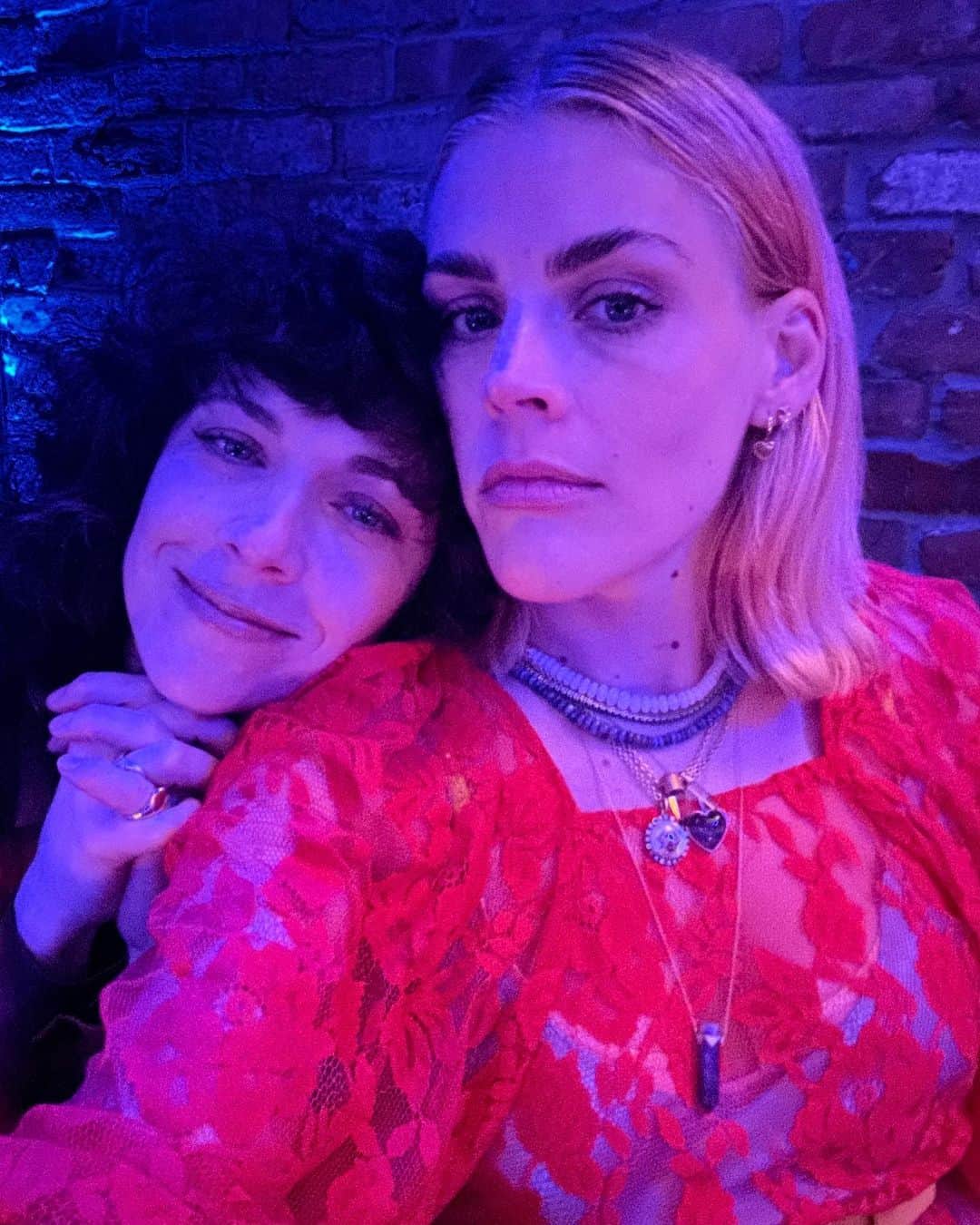ビジー・フィリップスさんのインスタグラム写真 - (ビジー・フィリップスInstagram)「there is a new podcast up and i cry for most of the last half of it but thanks to my birthday present from @chrissybchrissy and @katecooperserge, I now am French and wear this tiny adorable beret while i make my little paintings in Paris so PAS DE SOUCIS MAINTENANT MERCI✨(my deepest apologies to our guest and my friend @jessetyler for needing this to be the 1st pic in todays carousel of my life- and because he’s the best(listen to him on our pod and on his new pod that just launched!) i know he will understand.) J’TAIME JESSE! 🥖 2. here we are decorating gingerbread houses on busytonight! did @instacais take this? MAYBE! The tops of our heads are adorable! 3. the fundraiser for @andreicherny for congress (AZ district 1!) was great! look who was there! Friend of democracy AND the pod @statesprojectus own @melissacwalker ❤️4. ugh fucking thyroid nodule bullshit 5. reunited with @surefineokay and honey we killed it. 6. @fiercegrandma @surefineokay and i were just trying to collect ourselves after @justforusshow 7. FRIEND AND WONDERFUL HUMAN @atsukocomedy ❤️ (and also someone make a buddy comedy with us when the strike is over thank you!) 8. the official collage which is never a LIKE GETTER if it’s posted first 🤷‍♀️9. DOING MY BEST, GUYS. DOING MY F*CKING BEST. please enjoy my text exchange with marc to prove it. 😂😭🤦‍♀️🤷‍♀️」6月29日 10時03分 - busyphilipps